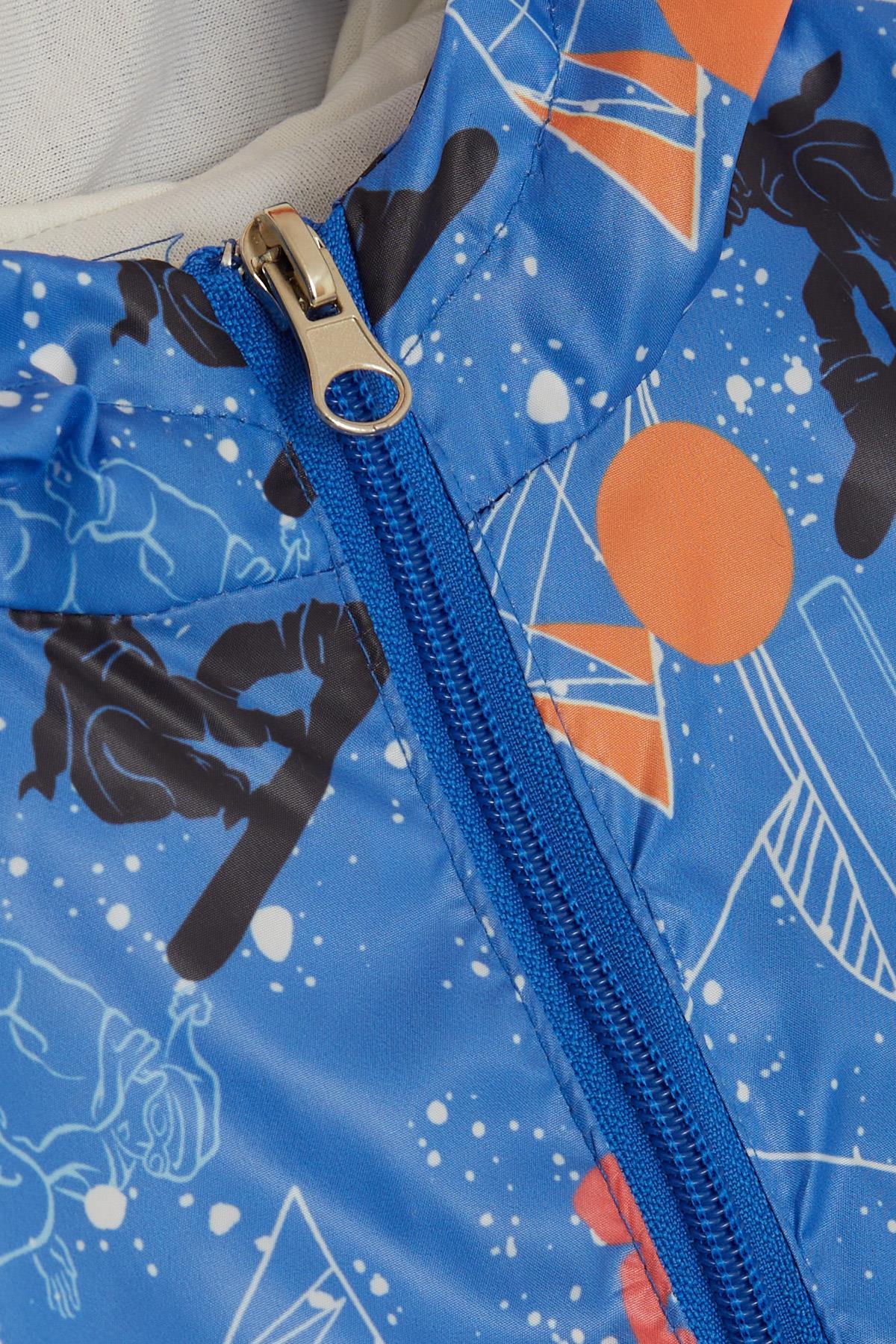 Breeze Erkek Çocuk Yağmurluk Kış Sporu Temalı Kayakçı Desenli Saks Mavisi (1-5 Yaş)