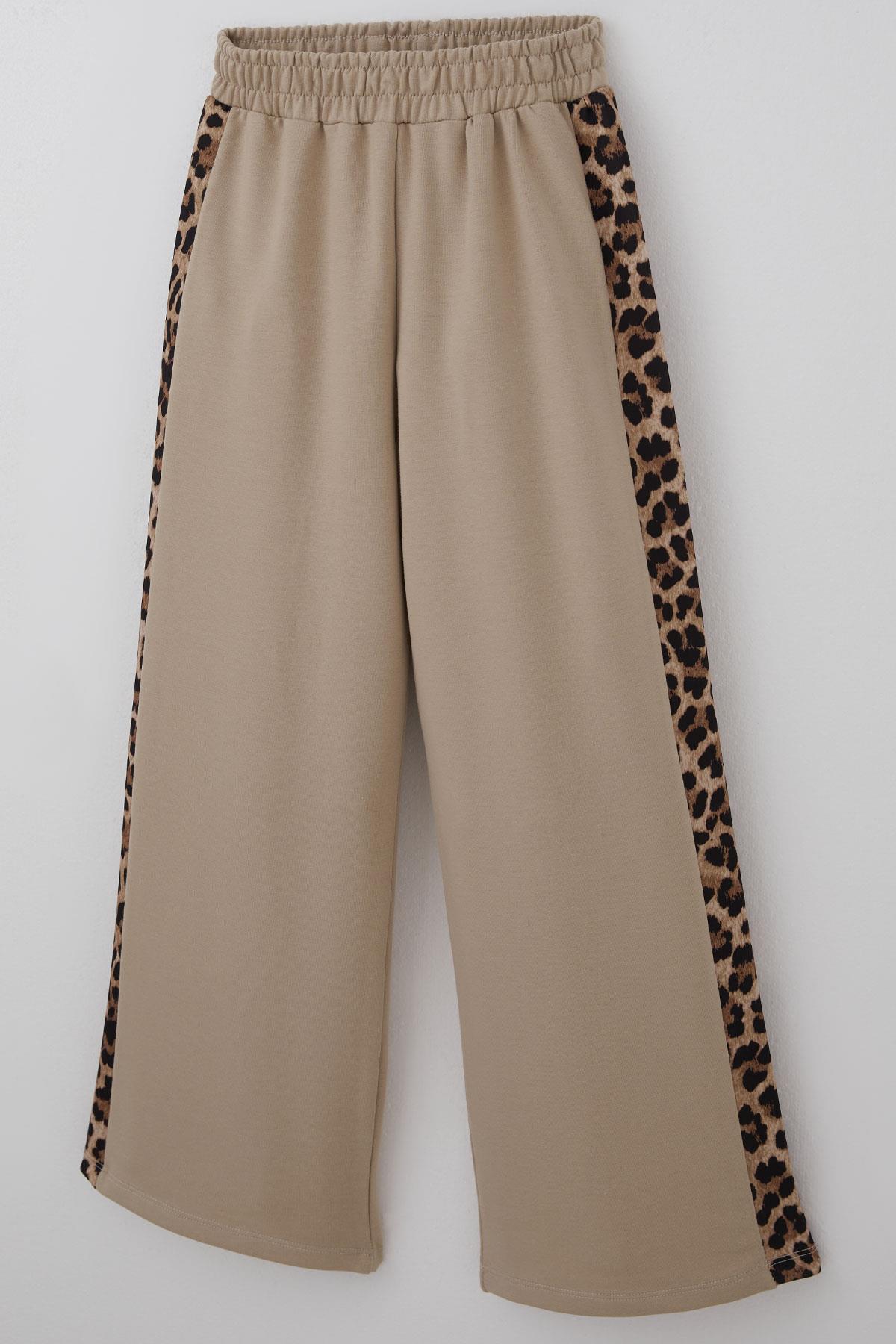Breeze Kız Çocuk Eşofman Takımı Yazı Nakışlı Kenarları Leopar Desenli Bej (8-14 Yaş)