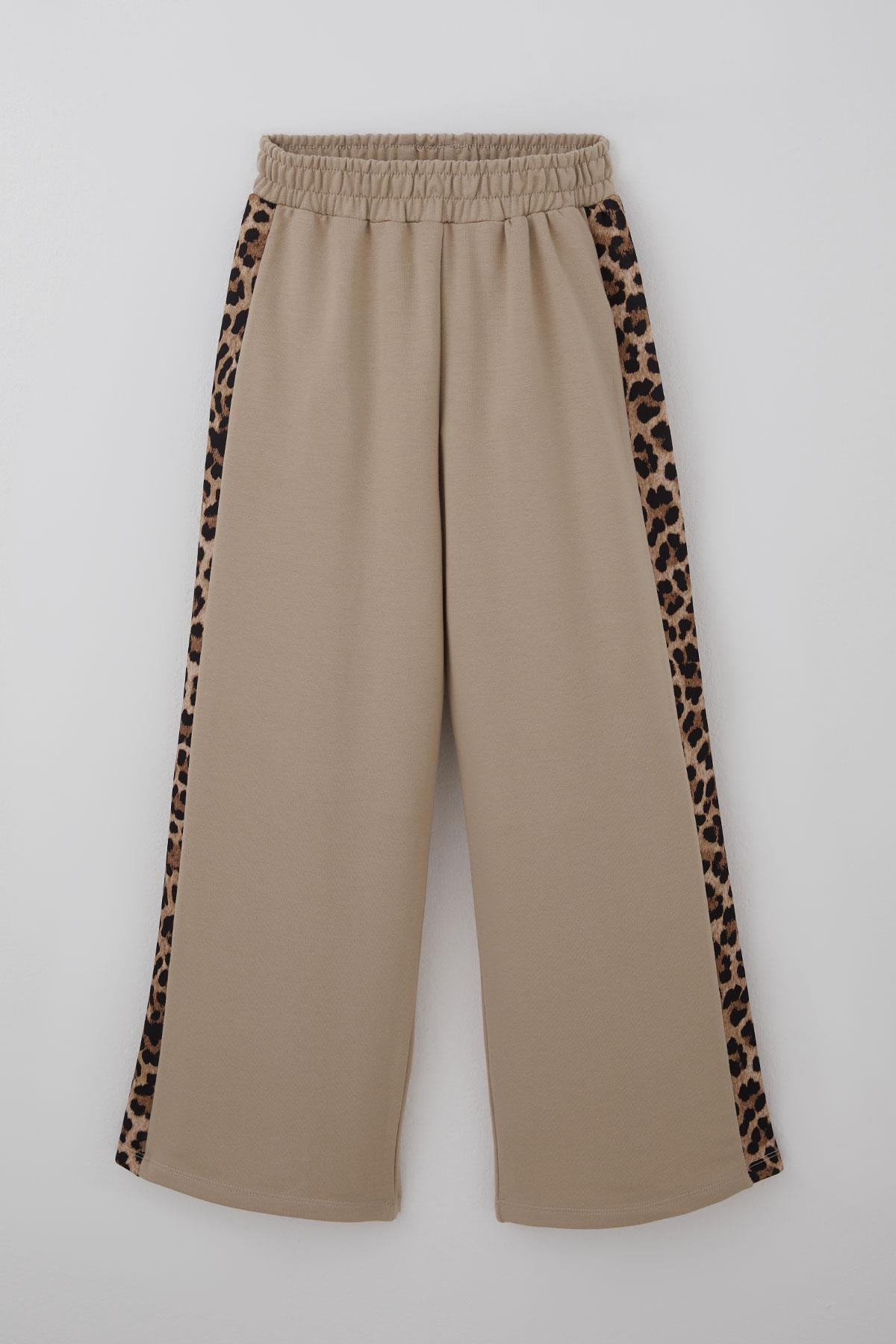 Breeze Kız Çocuk Eşofman Takımı Yazı Nakışlı Kenarları Leopar Desenli Bej (8-14 Yaş)