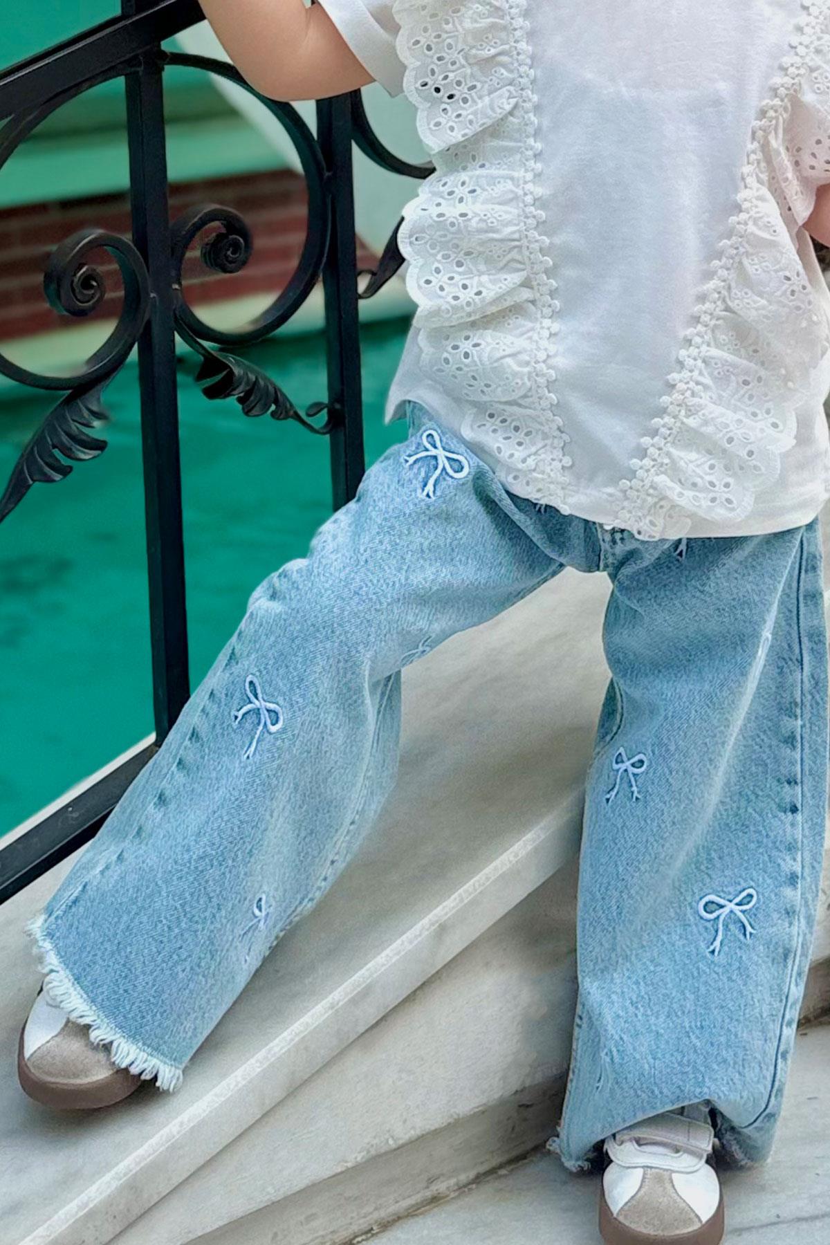 Breeze Kız Çocuk Jean Pantolon Fiyonk Nakışlı Paça Kısmı Püskül Detaylı Açık Mavi (3-7 Yaş)