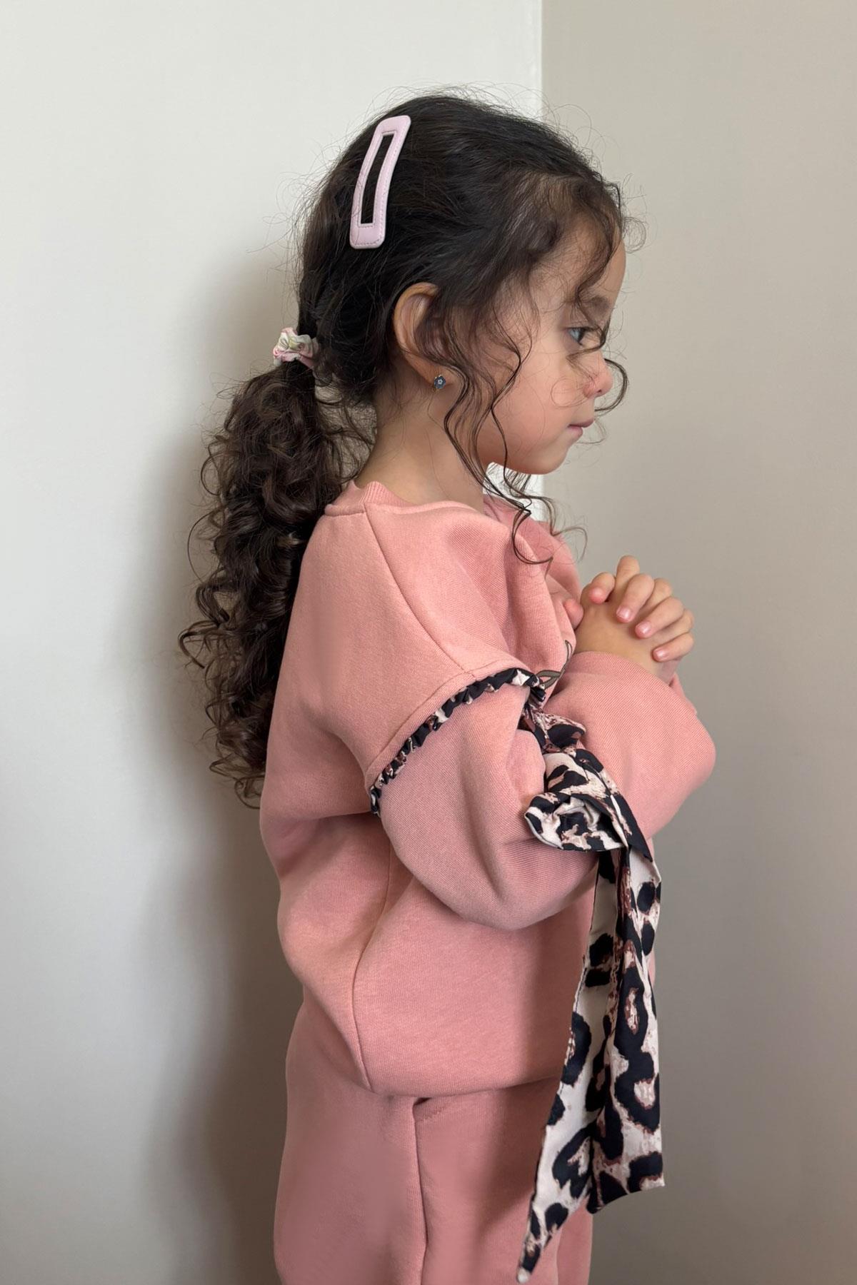 Donino Kız Çocuk Eşofman Takımı Kolları Leopar Fiyonk Aksesuarlı Yazı Baskılı Gülkurusu (2-5 Yaş)