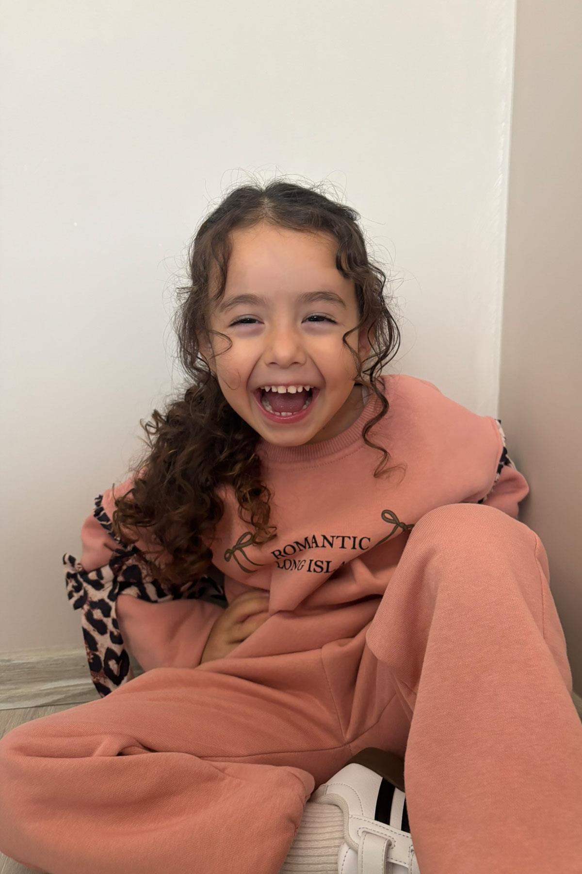 Donino Kız Çocuk Eşofman Takımı Kolları Leopar Fiyonk Aksesuarlı Yazı Baskılı Gülkurusu (2-5 Yaş)