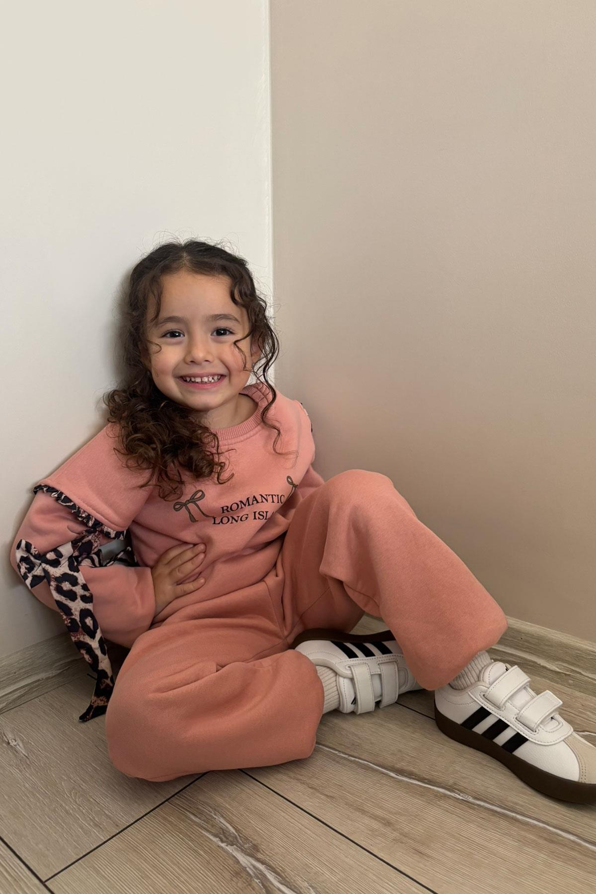 Donino Kız Çocuk Eşofman Takımı Kolları Leopar Fiyonk Aksesuarlı Yazı Baskılı Gülkurusu (2-5 Yaş)