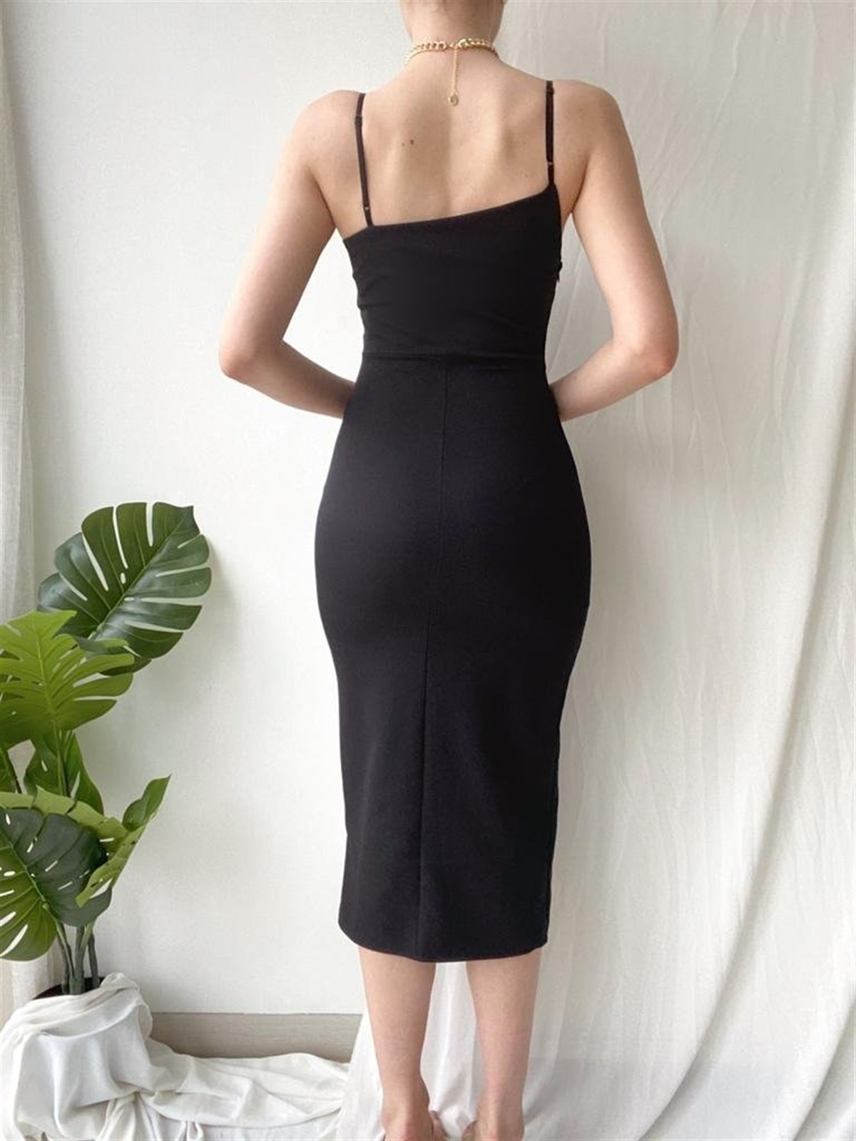 Askılı Yırtmaç Detay Asimetrik Midi Elbise - SİYAH