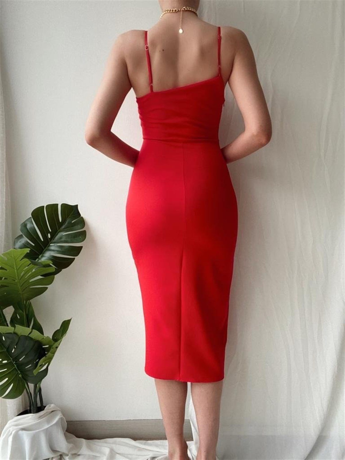 Askılı Yırtmaç Detay Asimetrik Midi Elbise - KIRMIZI