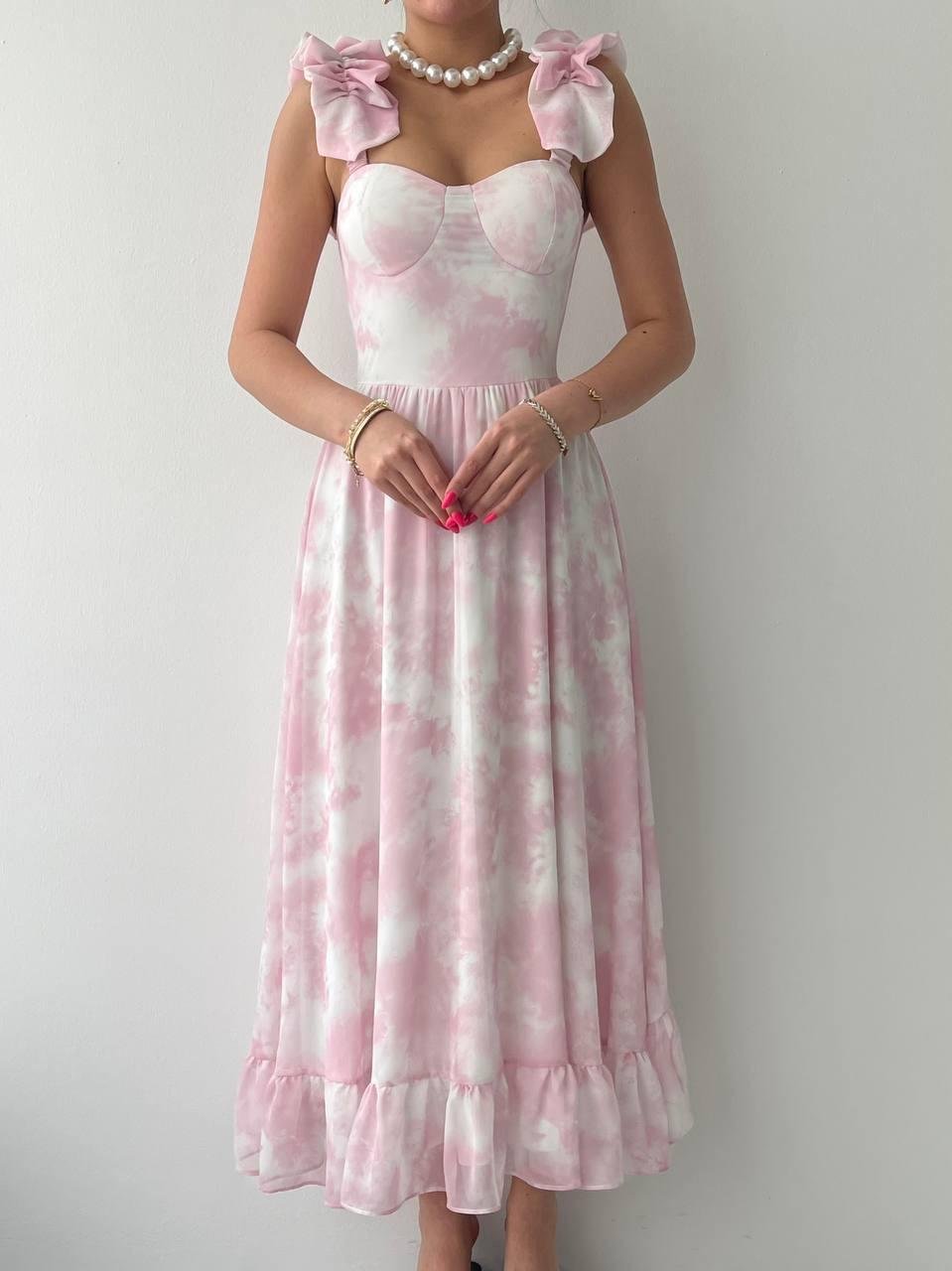 Askısı Fırfır Aksesuarlı Etek Ucu Volanlı Pembe Desenli Uzun Elbise