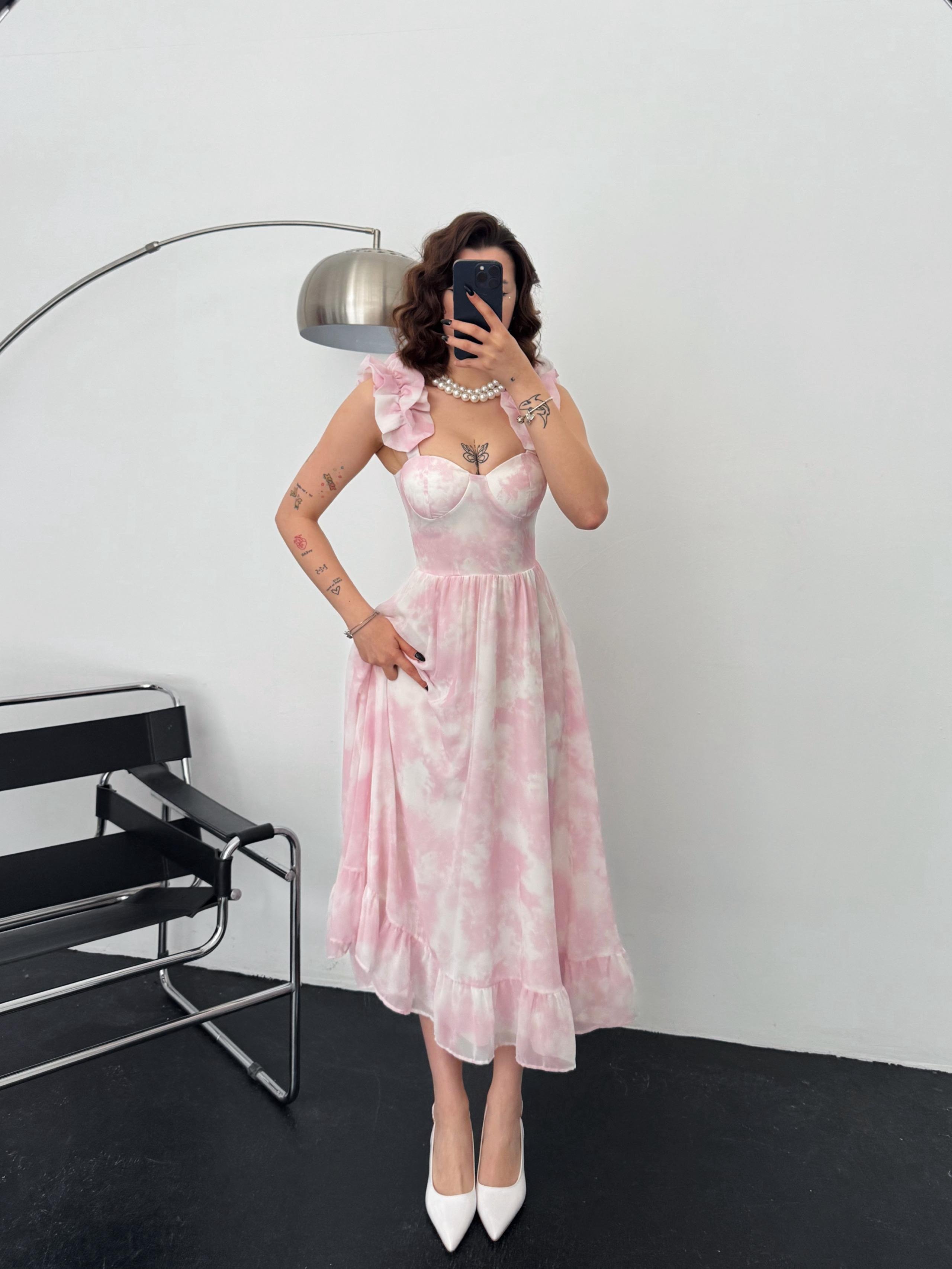 Askısı Fırfır Aksesuarlı Etek Ucu Volanlı Pembe Desenli Uzun Elbise