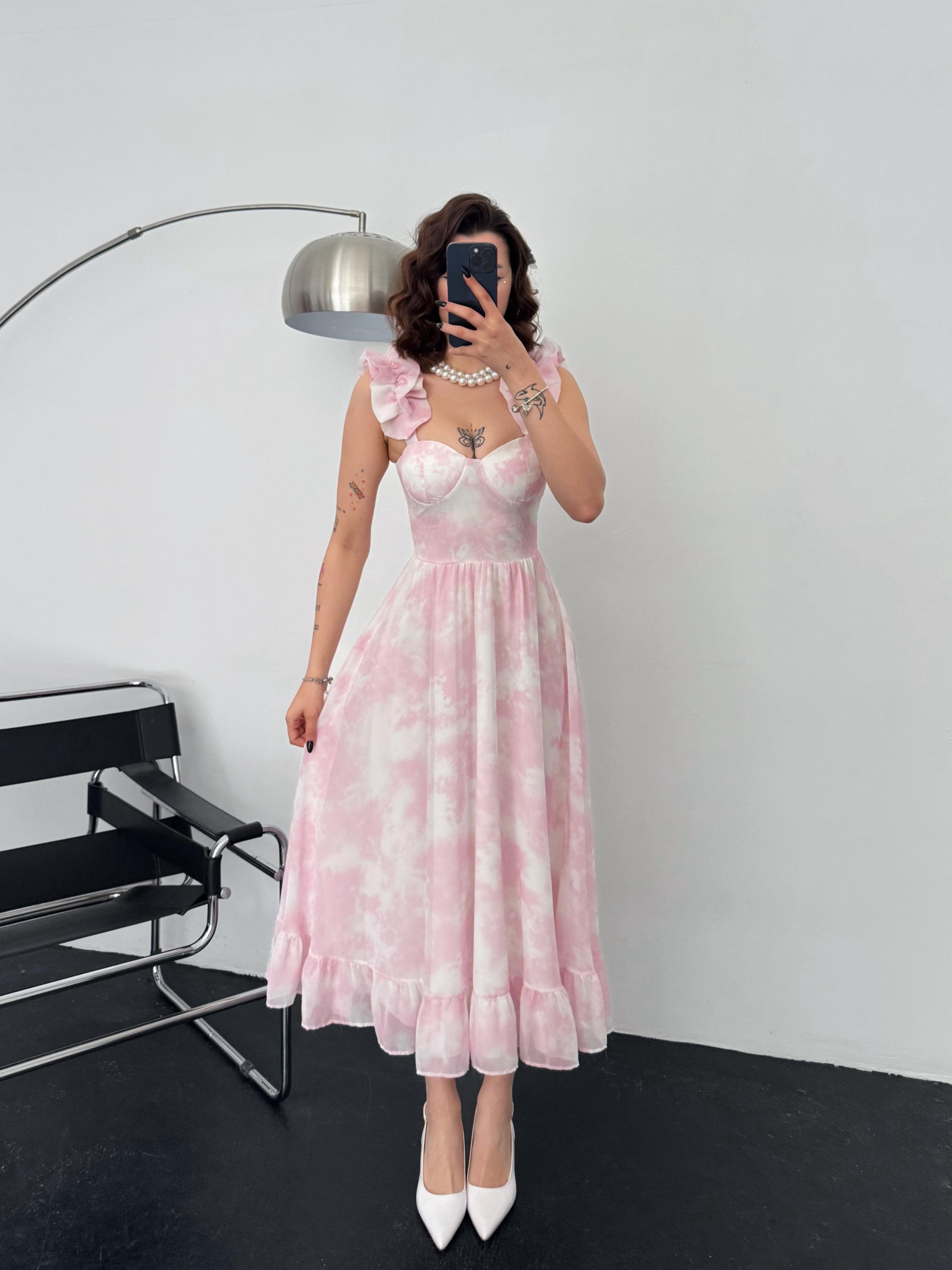 Askısı Fırfır Aksesuarlı Etek Ucu Volanlı Pembe Desenli Uzun Elbise