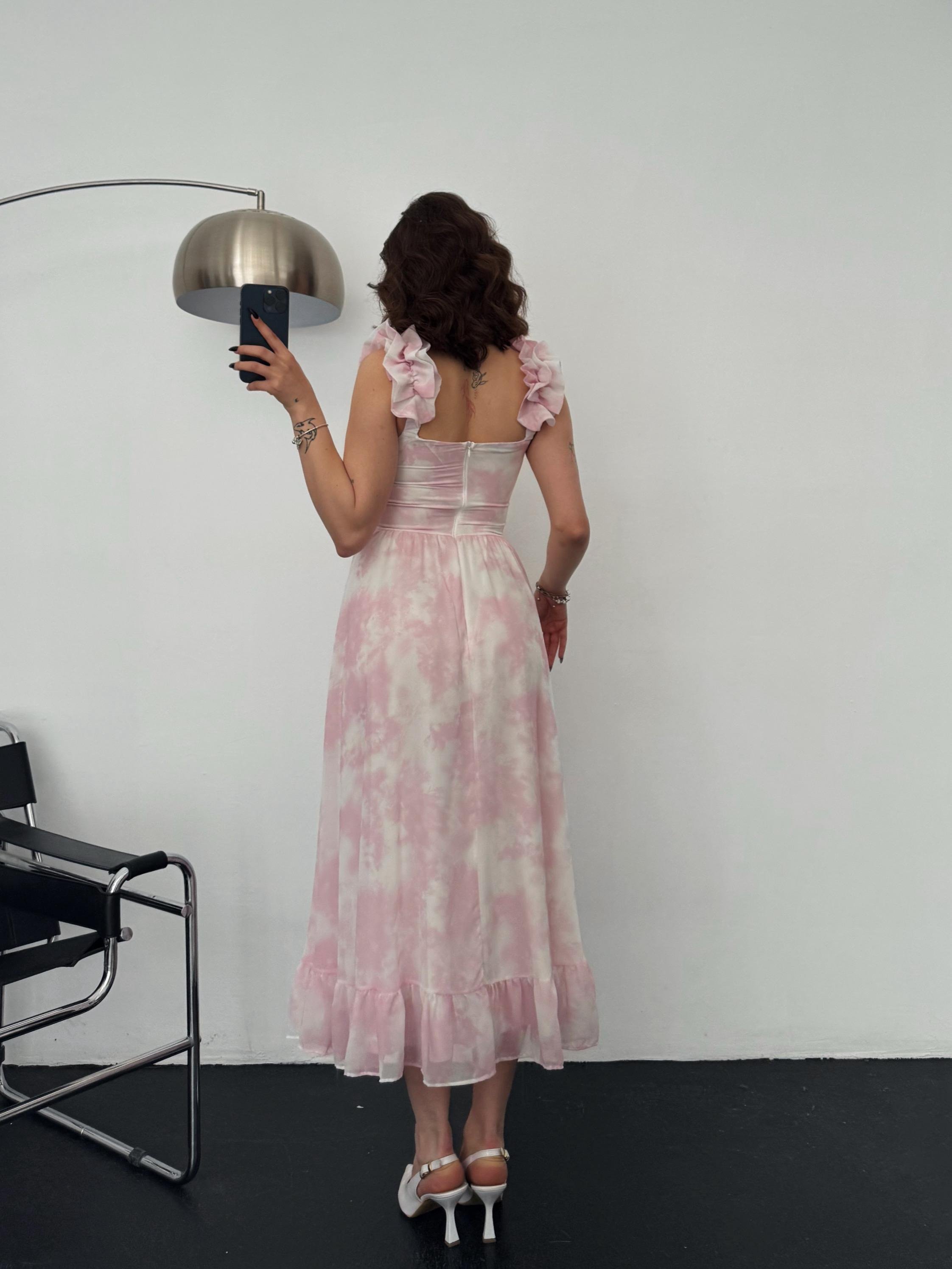 Askısı Fırfır Aksesuarlı Etek Ucu Volanlı Pembe Desenli Uzun Elbise