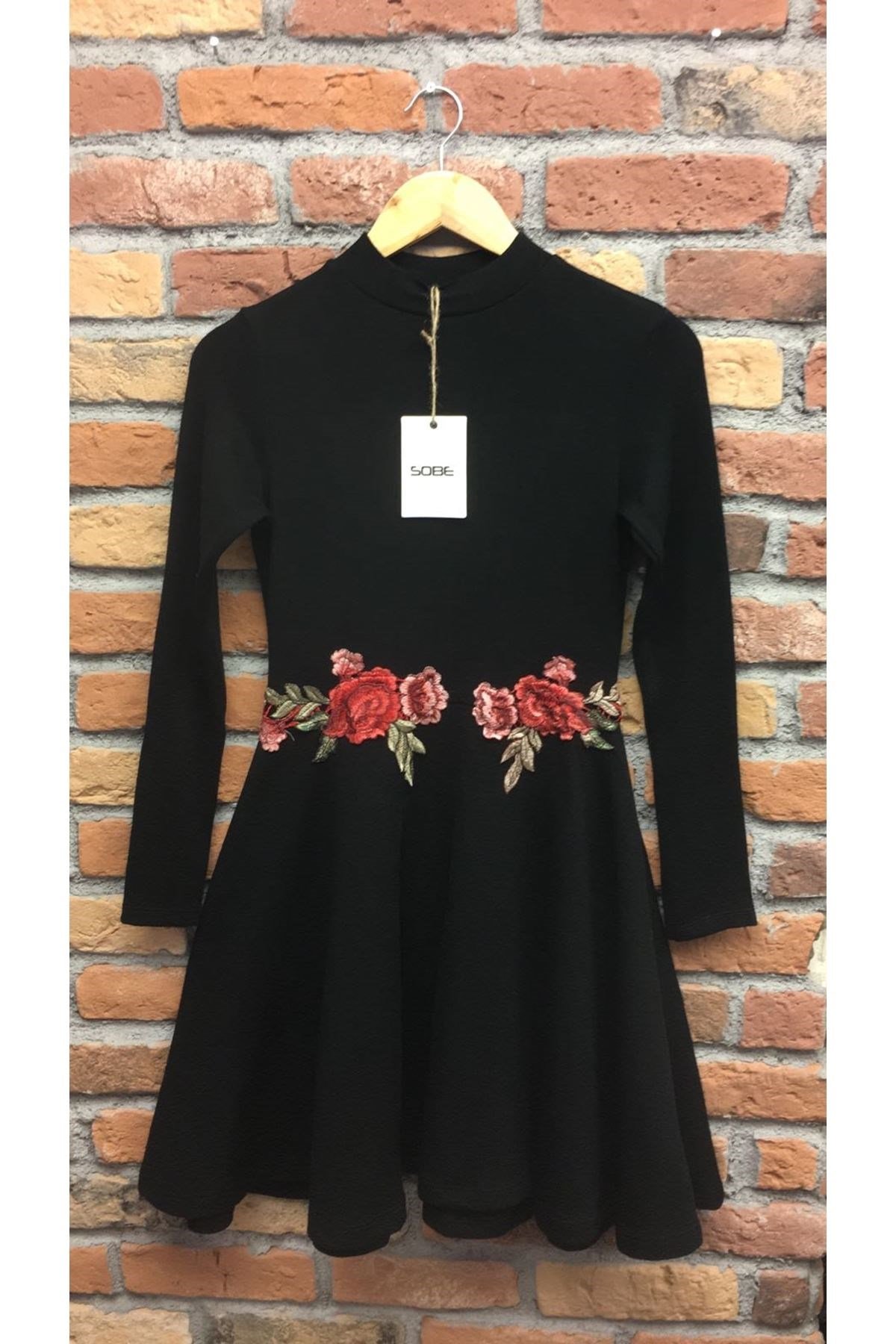 Beli Çiçek İşlemeli Triko Elbise -SİYAH