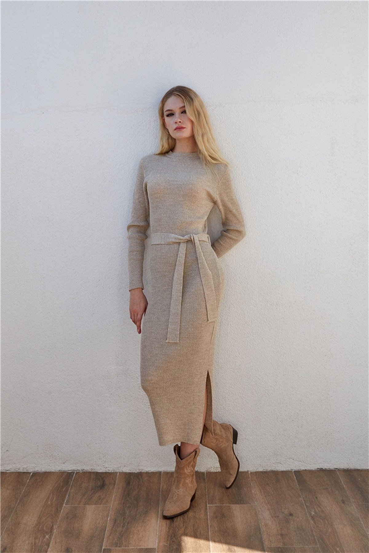 Bisiklet Yaka Yan Yırtmaçlı Uzun Triko Kemerli Elbise - BEJ RENK