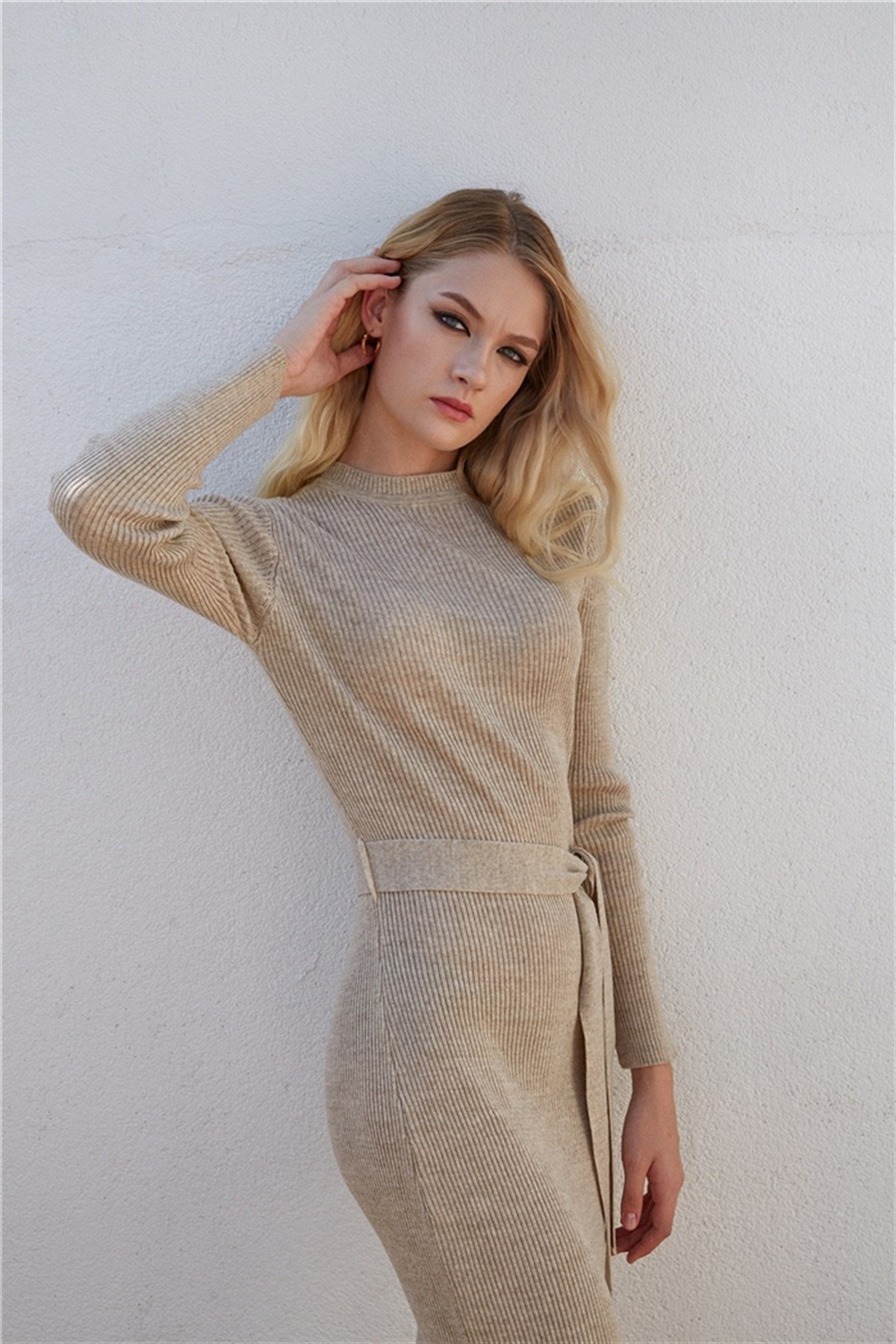 Bisiklet Yaka Yan Yırtmaçlı Uzun Triko Kemerli Elbise - BEJ RENK