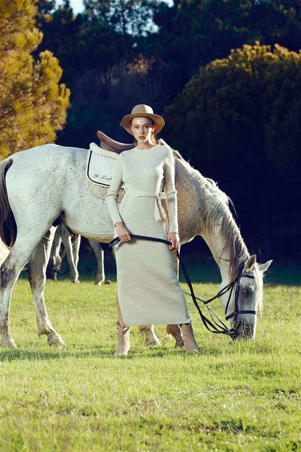 Bisiklet Yaka Yan Yırtmaçlı Uzun Triko Kemerli Elbise - BEJ RENK