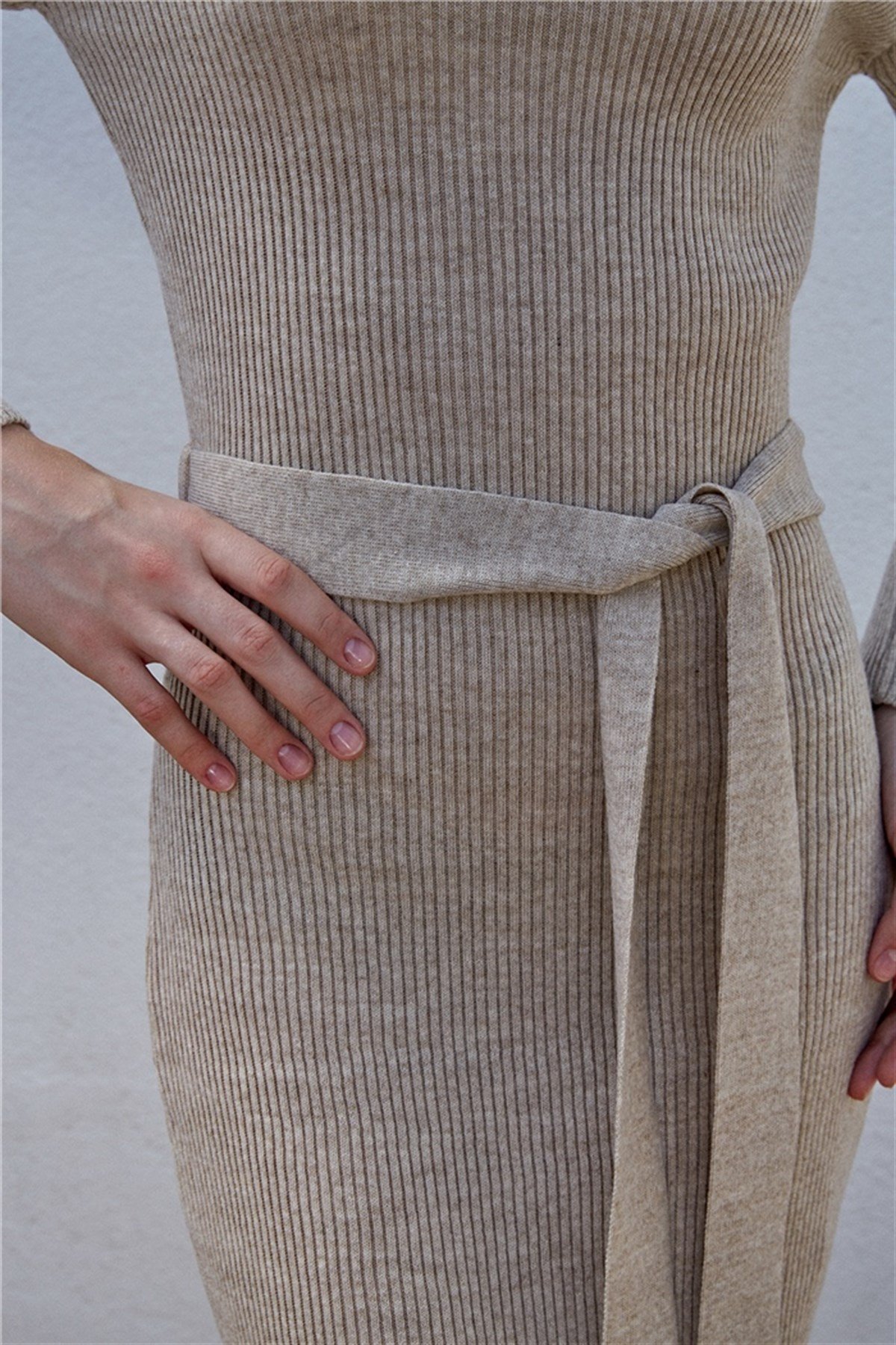 Bisiklet Yaka Yan Yırtmaçlı Uzun Triko Kemerli Elbise - BEJ RENK