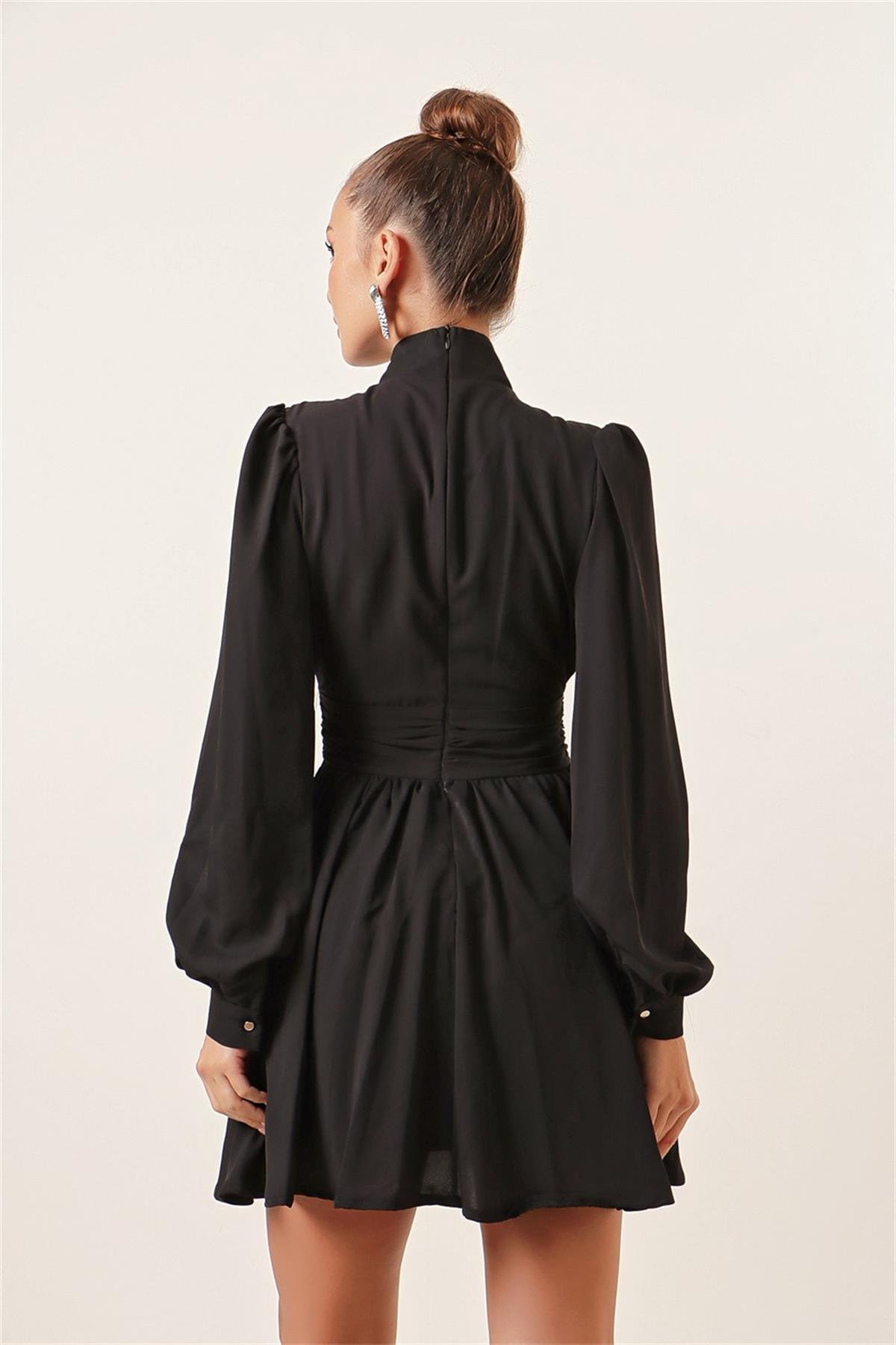 Boğazlı Derin V Yaka Düğmeli Kol Belden Oturtmalı Eteği Volanlı Kadın Mini Elbise - SİYAH