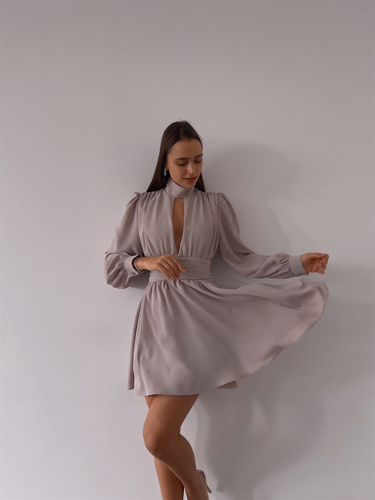 Boğazlı Derin V Yaka Düğmeli Kol Belden Oturtmalı Eteği Volanlı Kadın Mini Elbise - GRİ