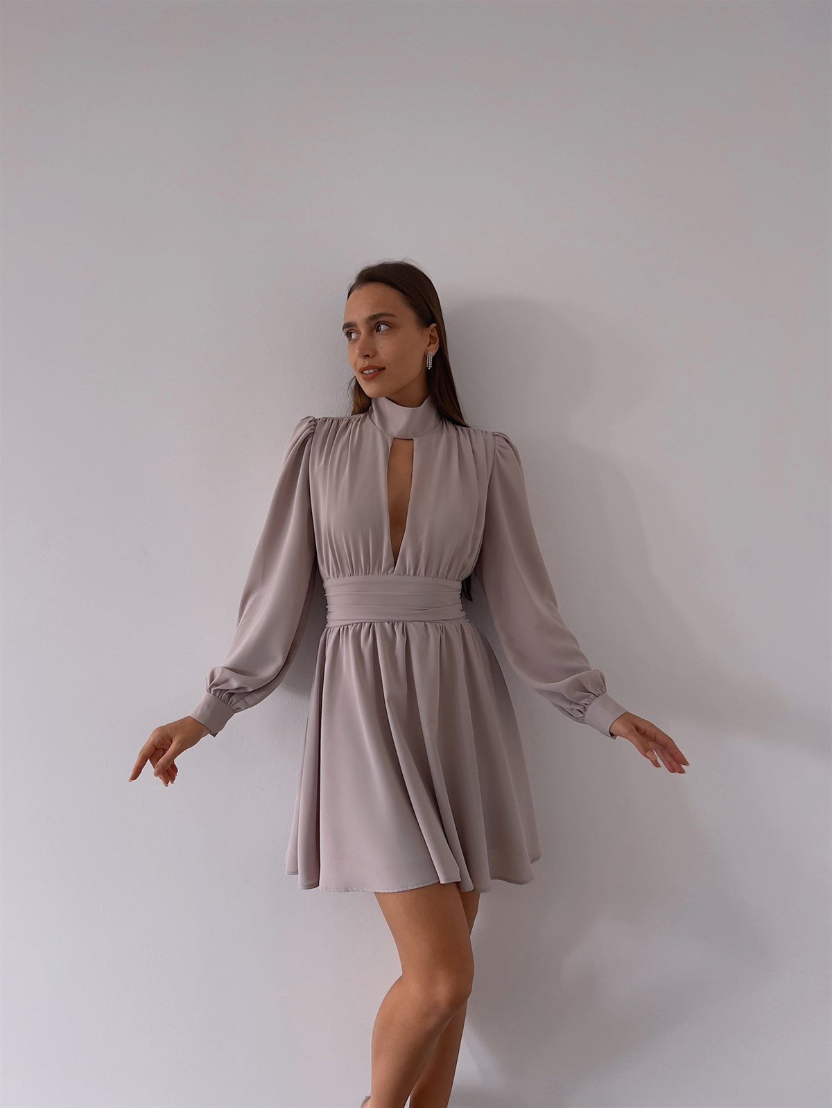 Boğazlı Derin V Yaka Düğmeli Kol Belden Oturtmalı Eteği Volanlı Kadın Mini Elbise - GRİ