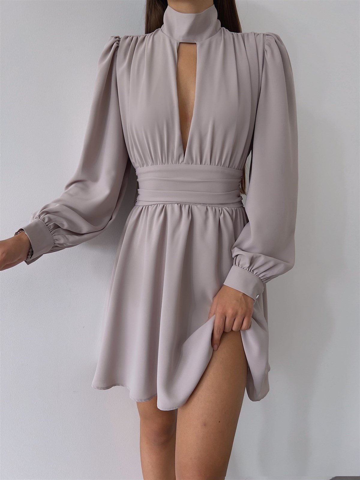 Boğazlı Derin V Yaka Düğmeli Kol Belden Oturtmalı Eteği Volanlı Kadın Mini Elbise - GRİ