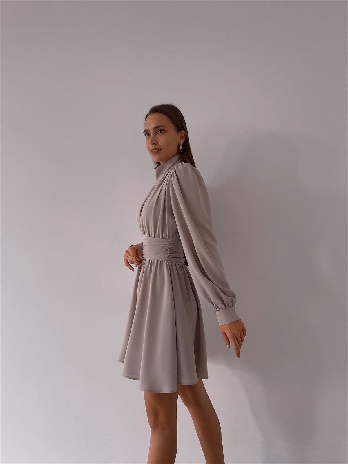 Boğazlı Derin V Yaka Düğmeli Kol Belden Oturtmalı Eteği Volanlı Kadın Mini Elbise - GRİ