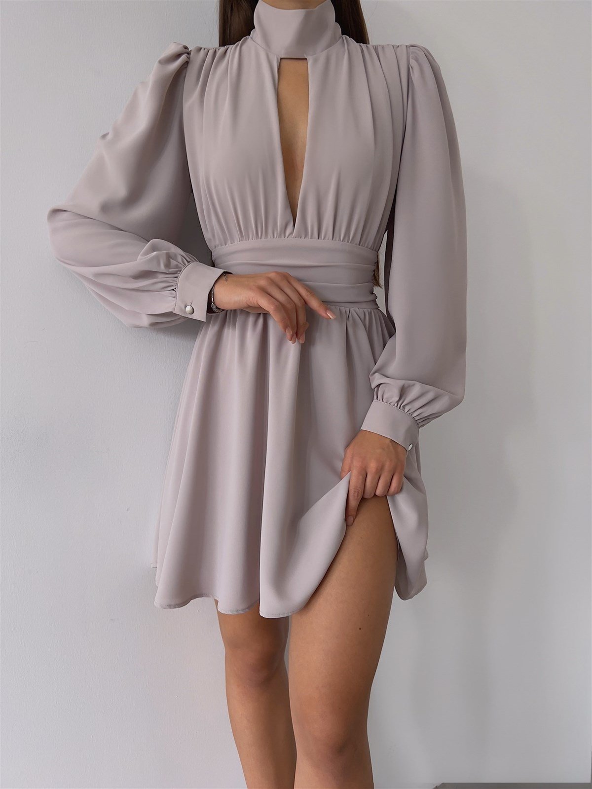 Boğazlı Derin V Yaka Düğmeli Kol Belden Oturtmalı Eteği Volanlı Kadın Mini Elbise - GRİ