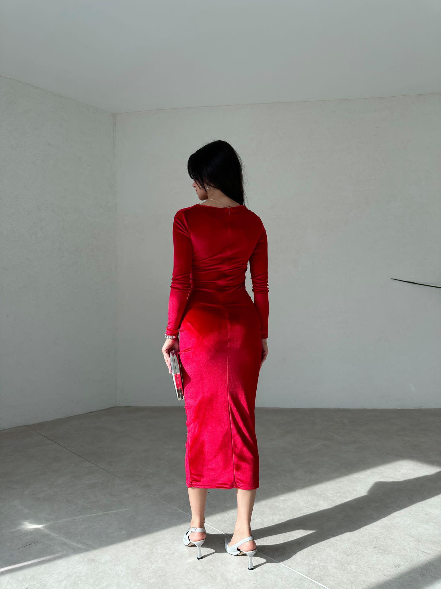 Büzgü Detaylı Uzun Kol Kadife Midi Kadın Elbise - KIRMIZI
