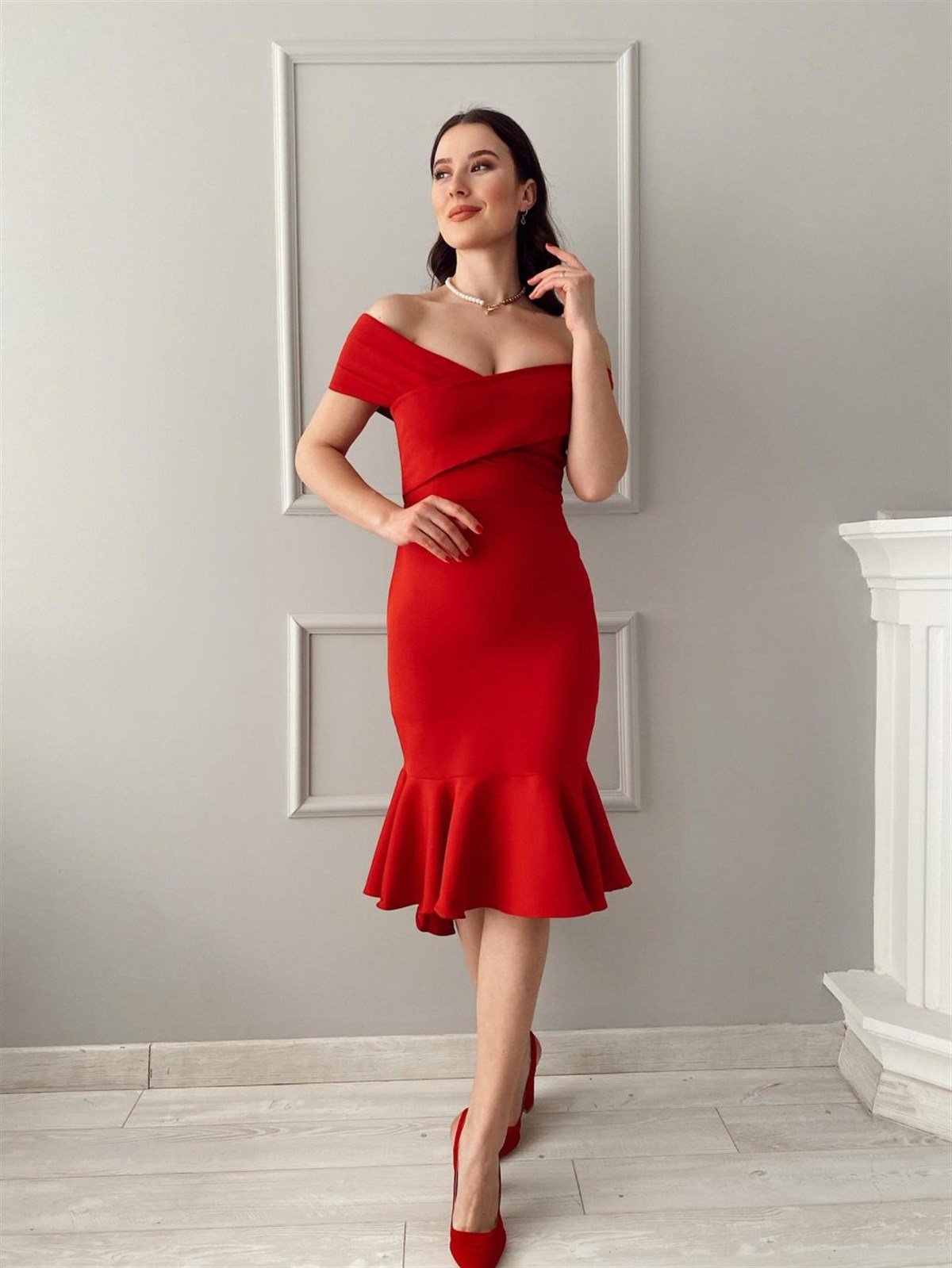 Çapraz Yaka Kolsuz Etek Ucu Volanlı Kalem Elbise - KIRMIZI