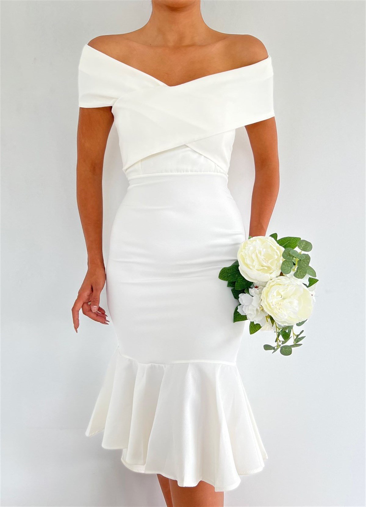 Çapraz Yaka Kolsuz Etek Ucu Volanlı Kalem Elbise - BEYAZ