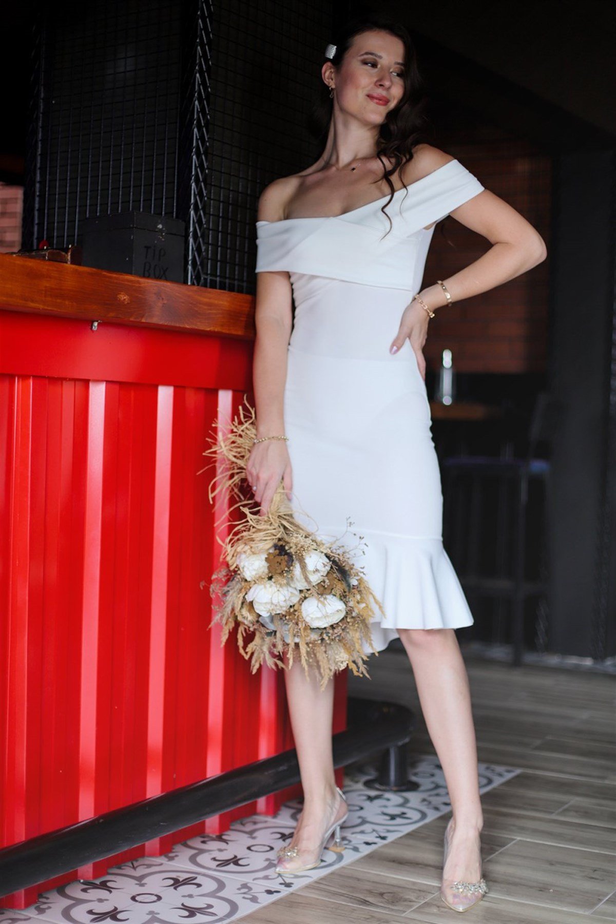 Çapraz Yaka Kolsuz Etek Ucu Volanlı Kalem Elbise - BEYAZ