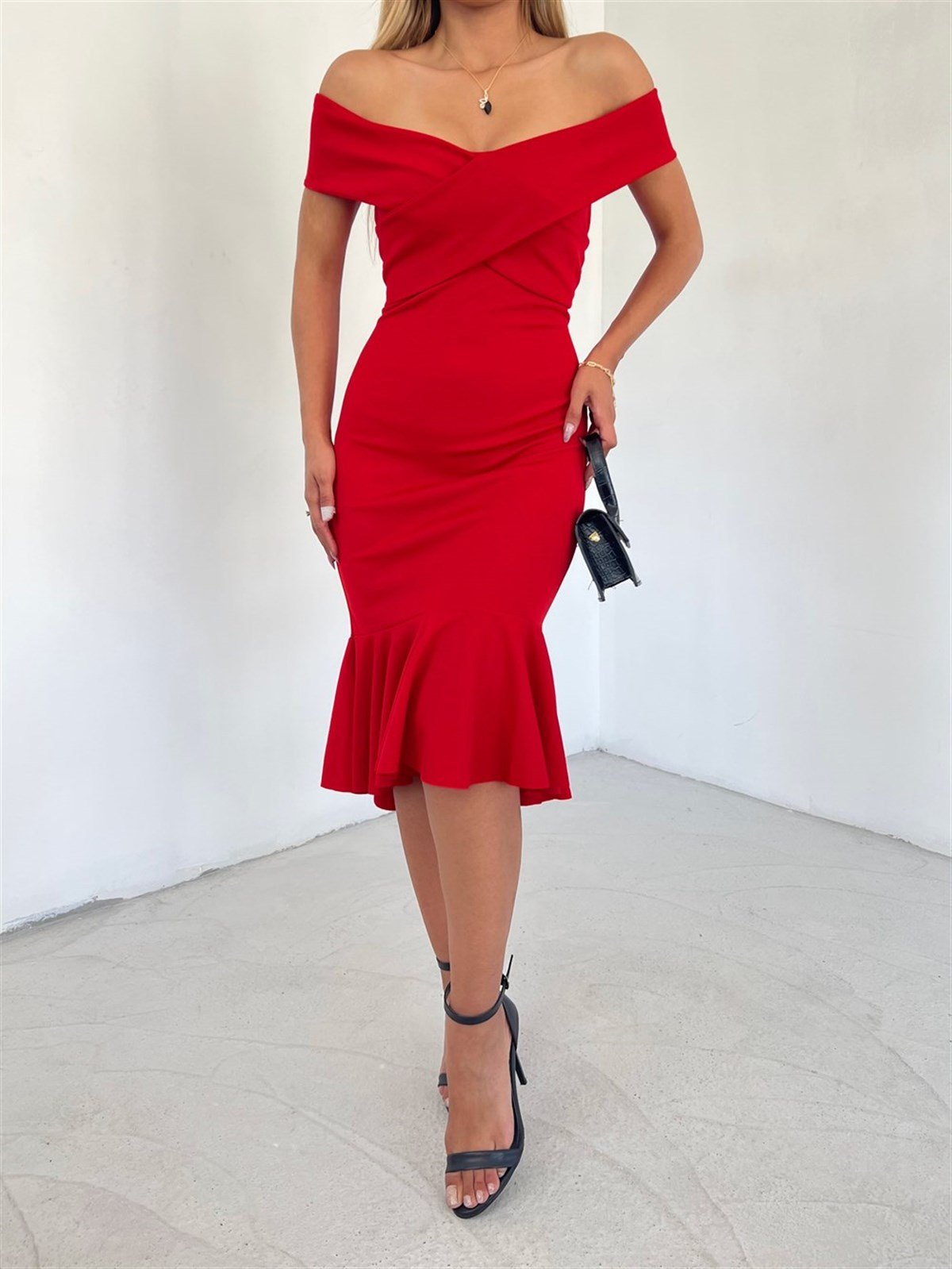 Çapraz Yaka Kolsuz Etek Ucu Volanlı Kalem Elbise - KIRMIZI