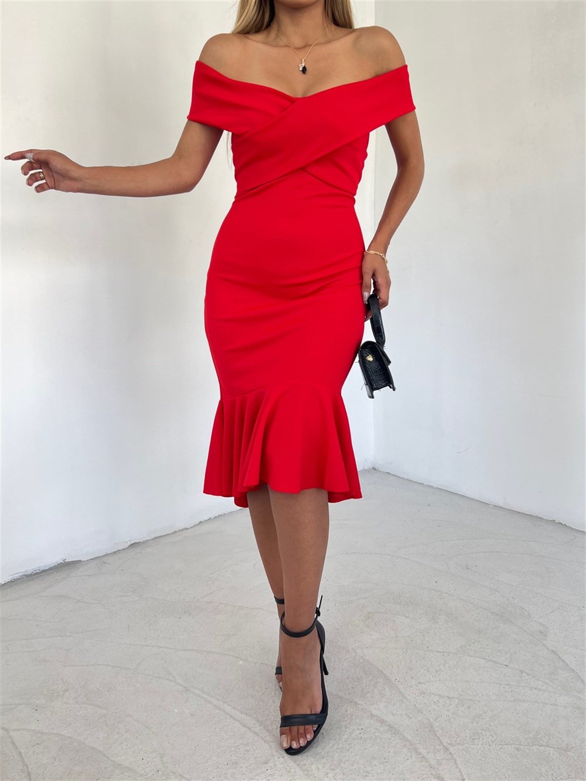 Çapraz Yaka Kolsuz Etek Ucu Volanlı Kalem Elbise - KIRMIZI