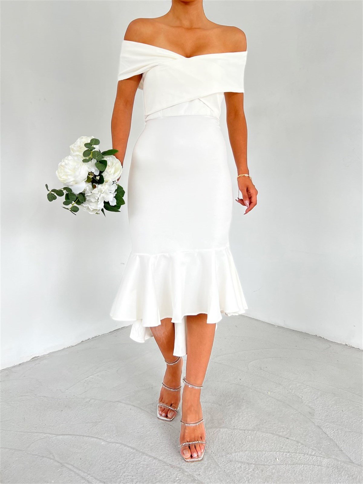 Çapraz Yaka Kolsuz Etek Ucu Volanlı Kalem Elbise - BEYAZ