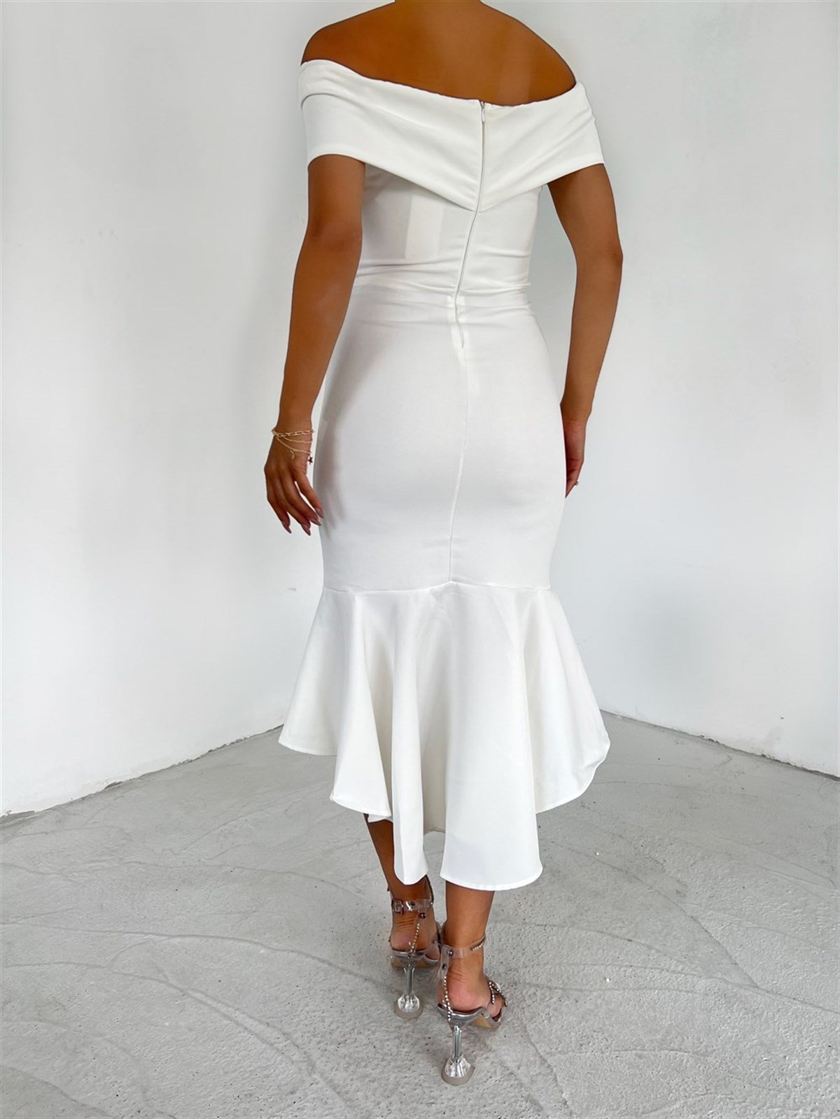 Çapraz Yaka Kolsuz Etek Ucu Volanlı Kalem Elbise - BEYAZ