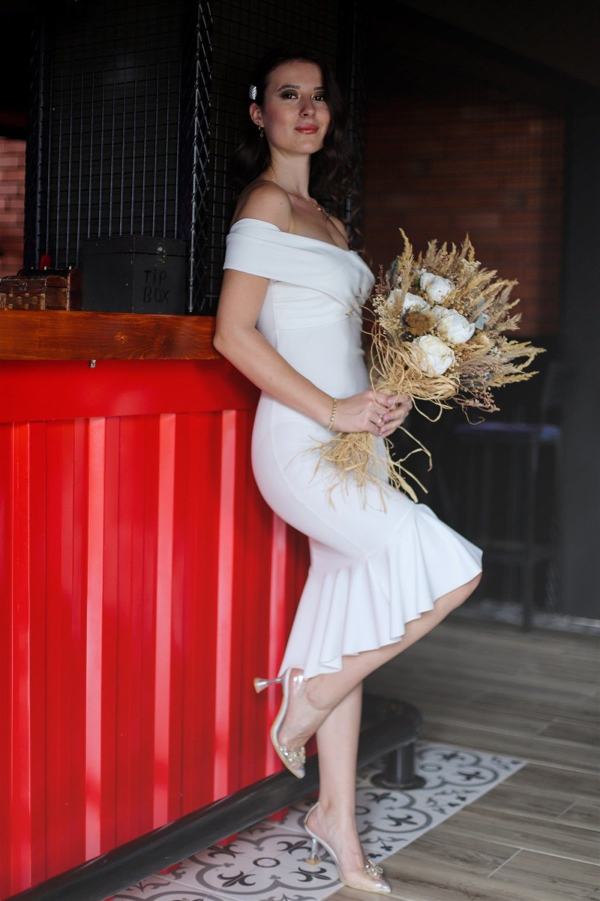 Çapraz Yaka Kolsuz Etek Ucu Volanlı Kalem Elbise - BEYAZ