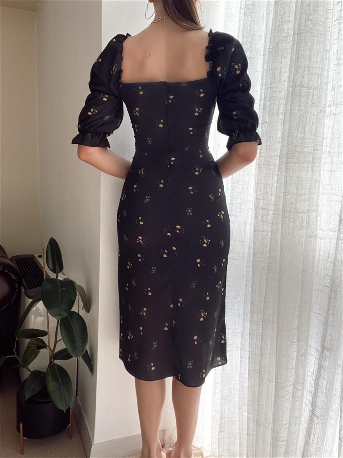 Çiçek Detay Önü Bağlamalı Midi Elbise - SİYAH