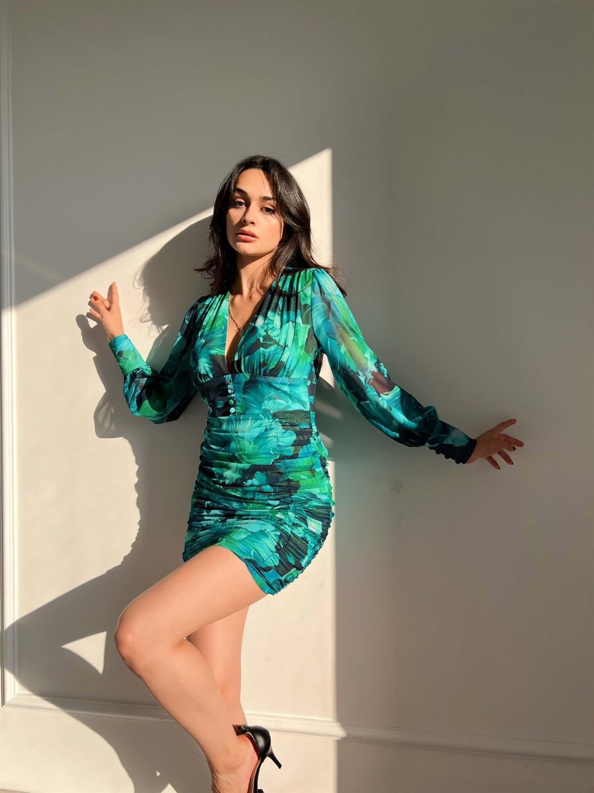 Derin V yaka Desenli Uzunkol Drapeli Mini Kadın Elbise - YEŞİL