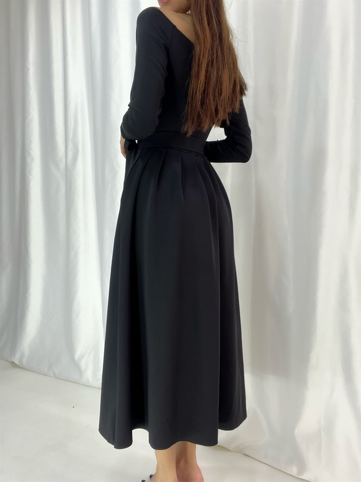 Derin V Yaka Kemerli Midi Kadın Elbise - SİYAH