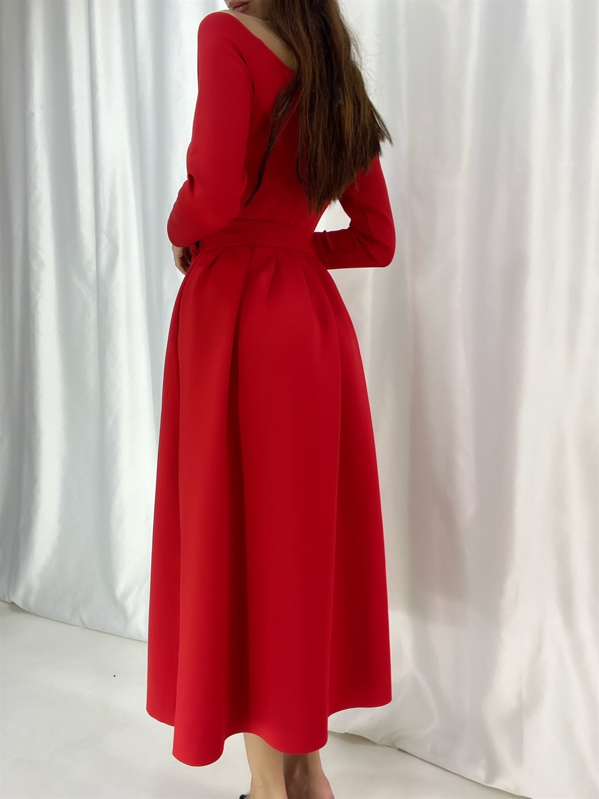 Derin V Yaka Kemerli Midi Kadın Elbise - KIRMIZI