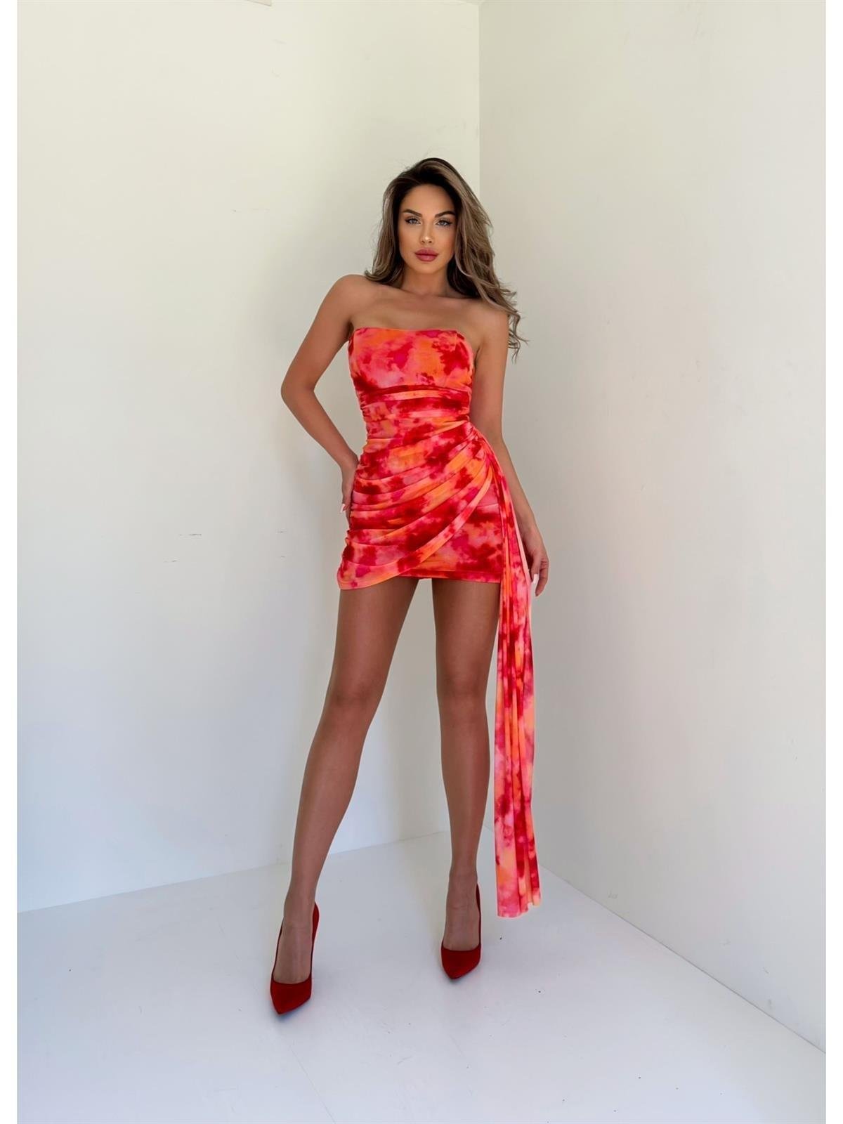 Drapeli Yandan Kuyruklu Mini Straples Şifon Elbise - KIRMIZI