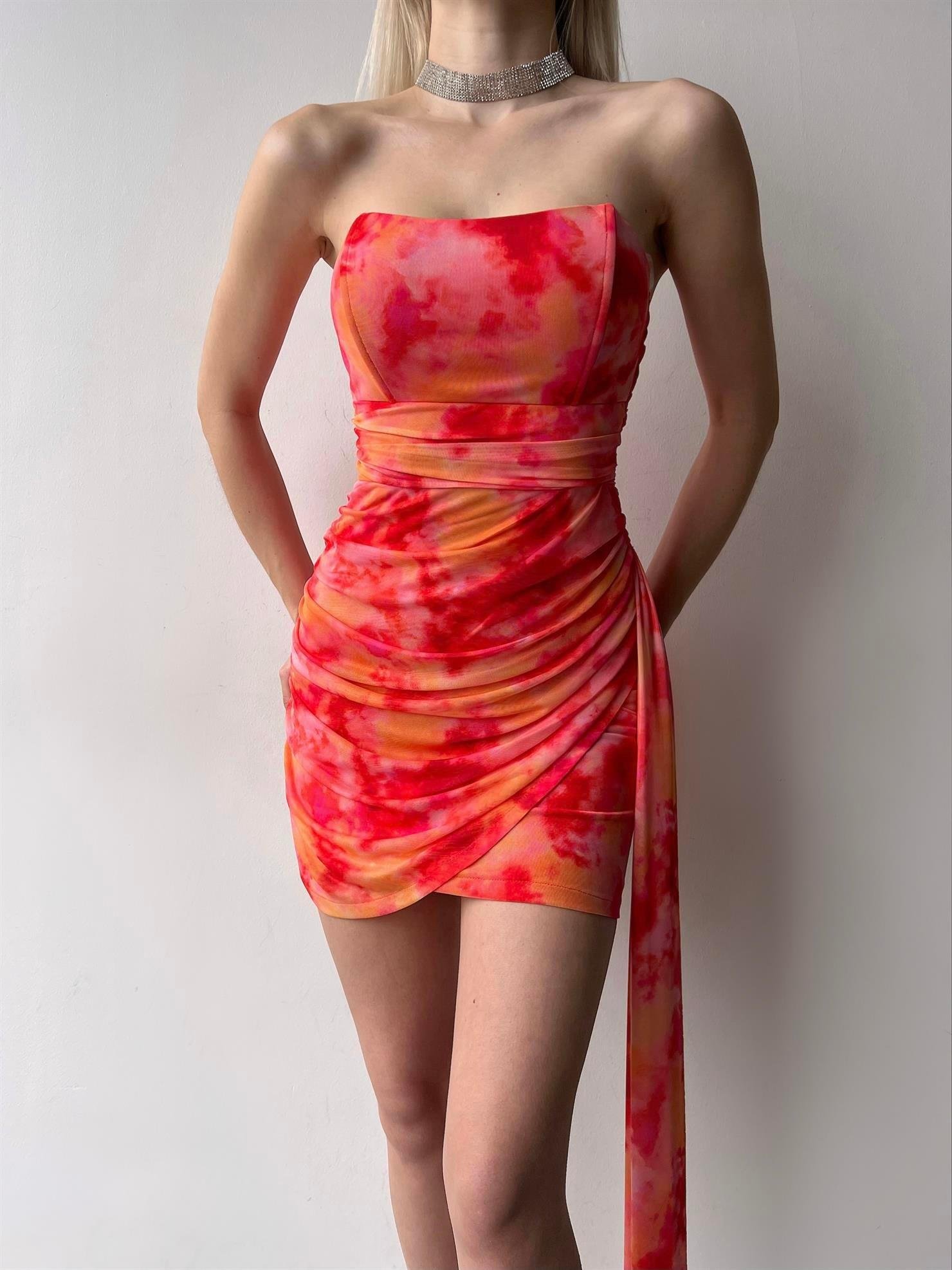 Drapeli Yandan Kuyruklu Mini Straples Şifon Elbise - KIRMIZI