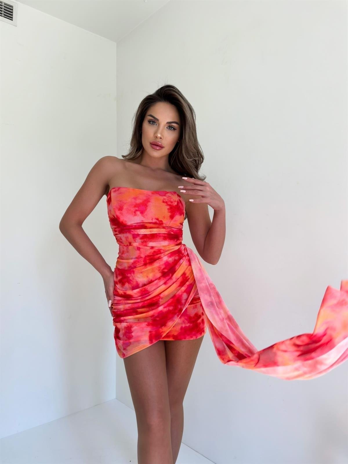 Drapeli Yandan Kuyruklu Mini Straples Şifon Elbise - KIRMIZI