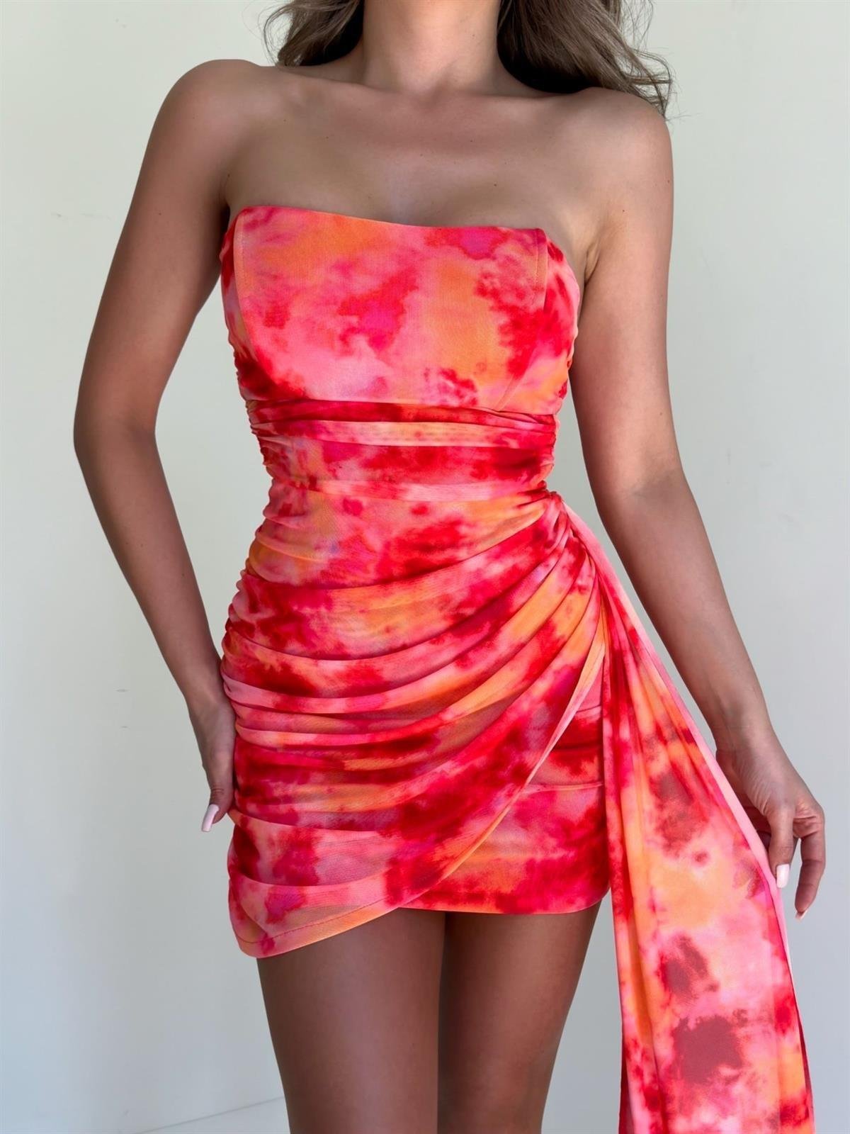 Drapeli Yandan Kuyruklu Mini Straples Şifon Elbise - KIRMIZI