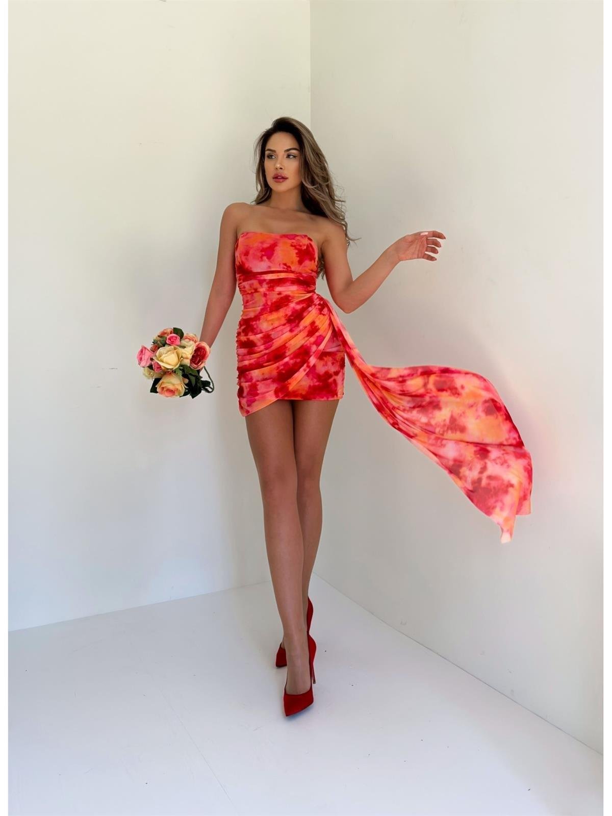 Drapeli Yandan Kuyruklu Mini Straples Şifon Elbise - KIRMIZI