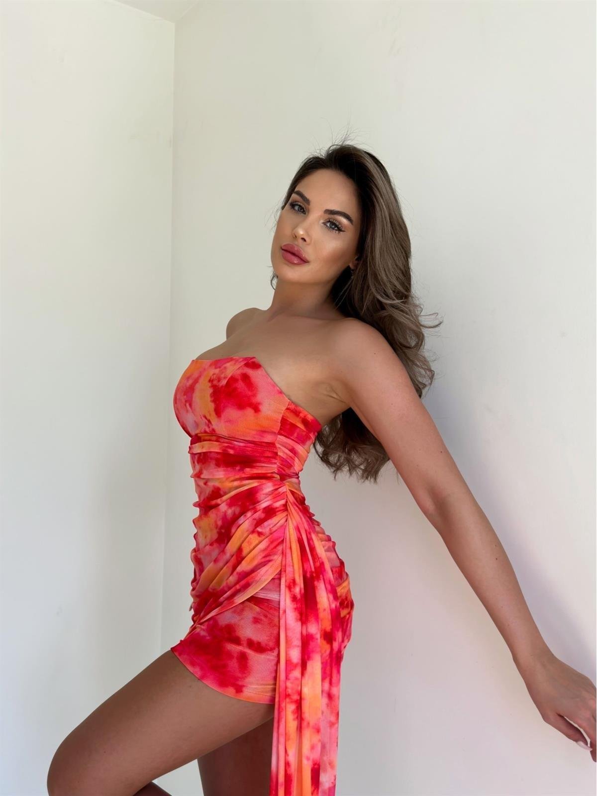 Drapeli Yandan Kuyruklu Mini Straples Şifon Elbise - KIRMIZI