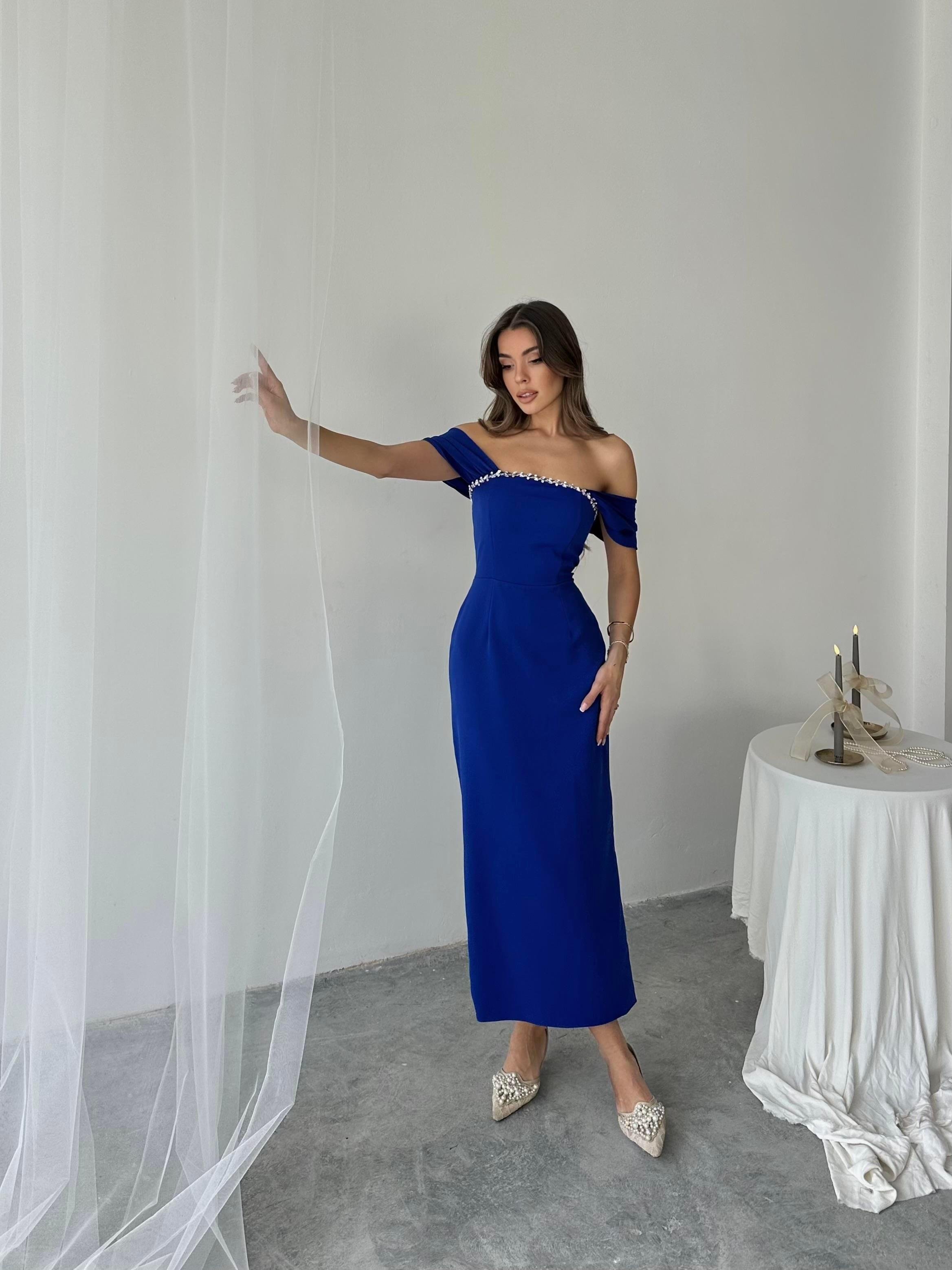 Düşük Omuzlu Taş Detaylı Yırtmaçlı Maxi Boy Kalem Elbise - SAKS MAVİ