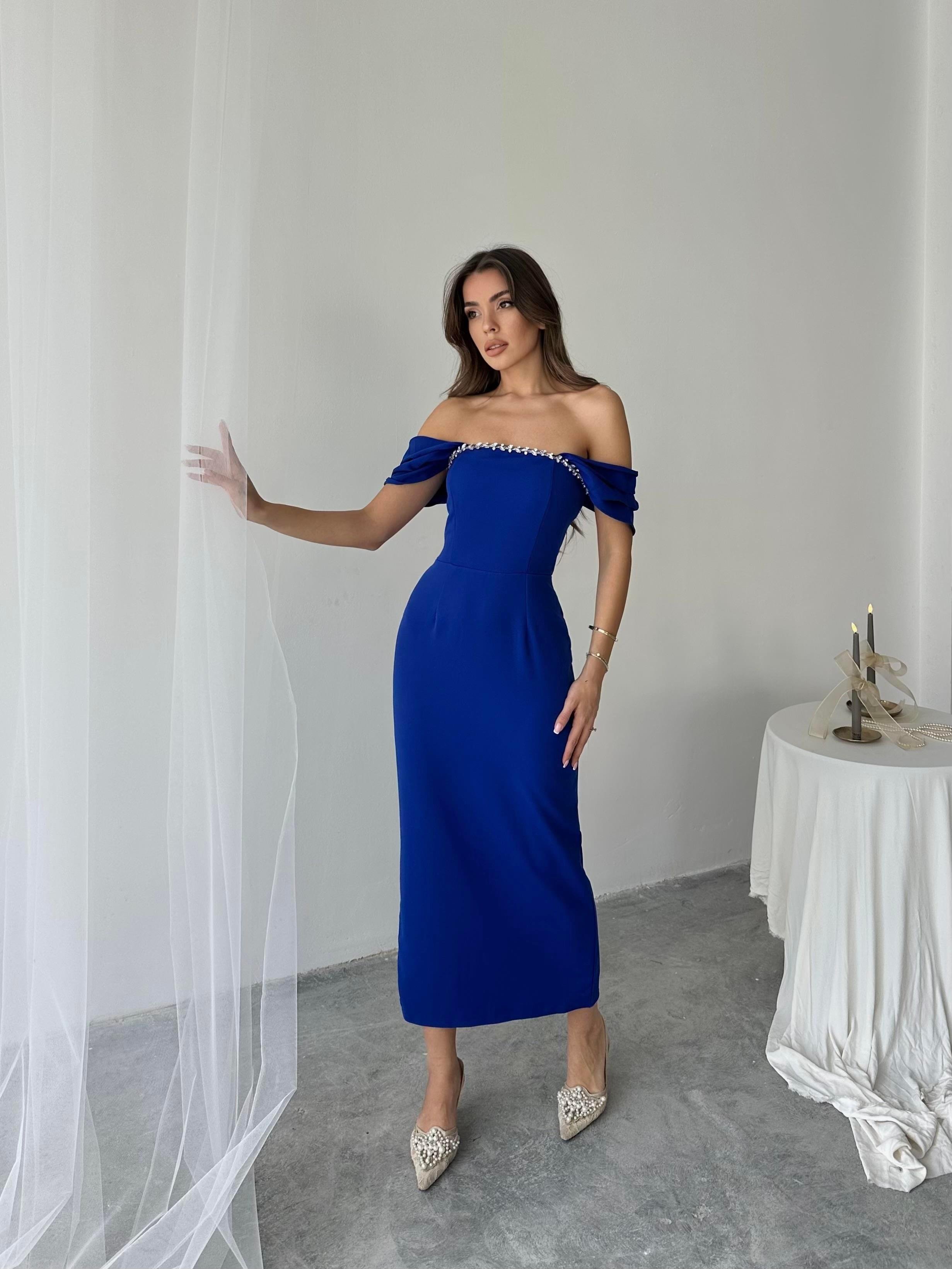 Düşük Omuzlu Taş Detaylı Yırtmaçlı Maxi Boy Kalem Elbise - SAKS MAVİ