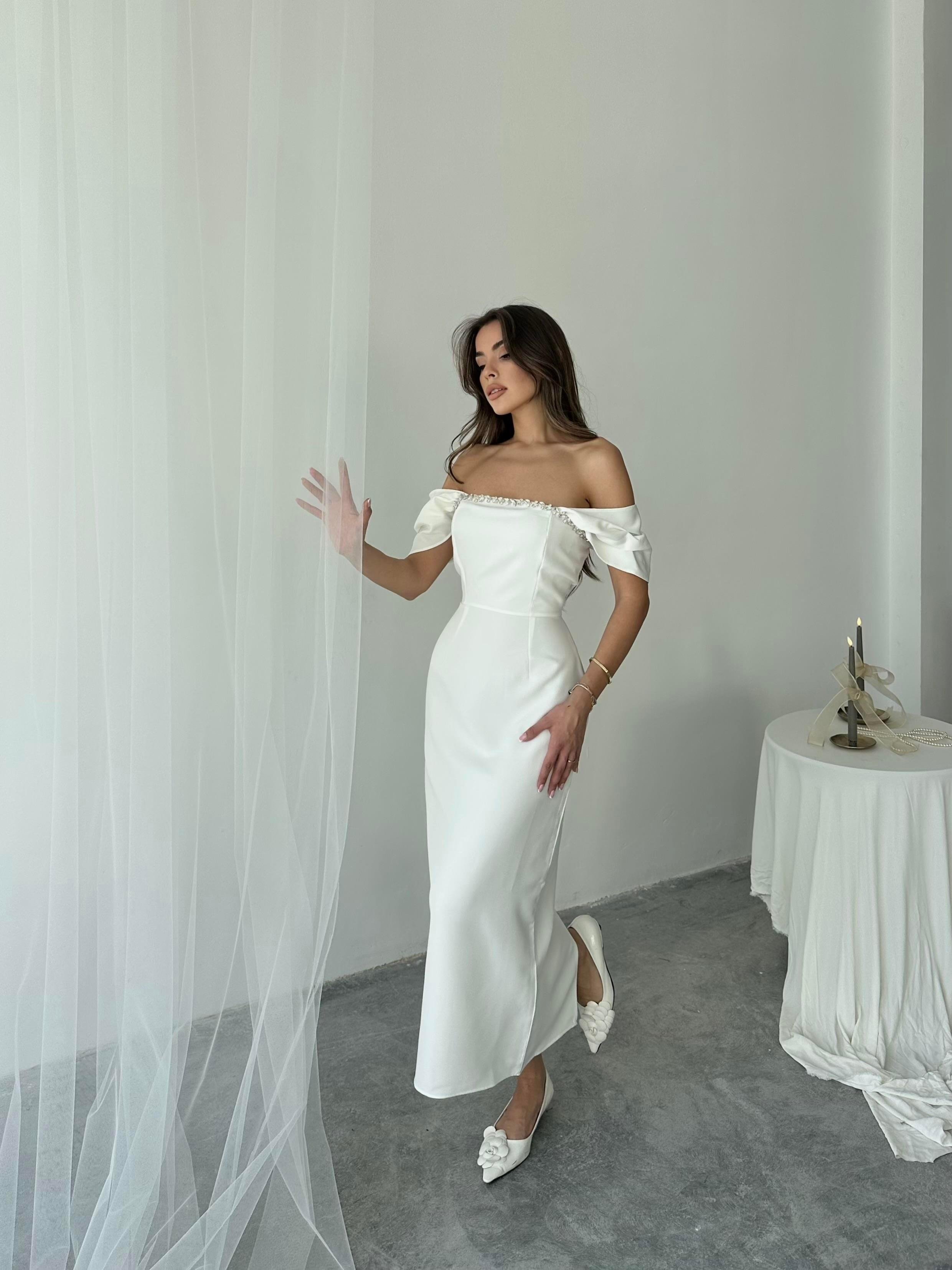 Düşük Omuzlu Taş Detaylı Yırtmaçlı Maxi Boy Kalem Elbise - BEYAZ