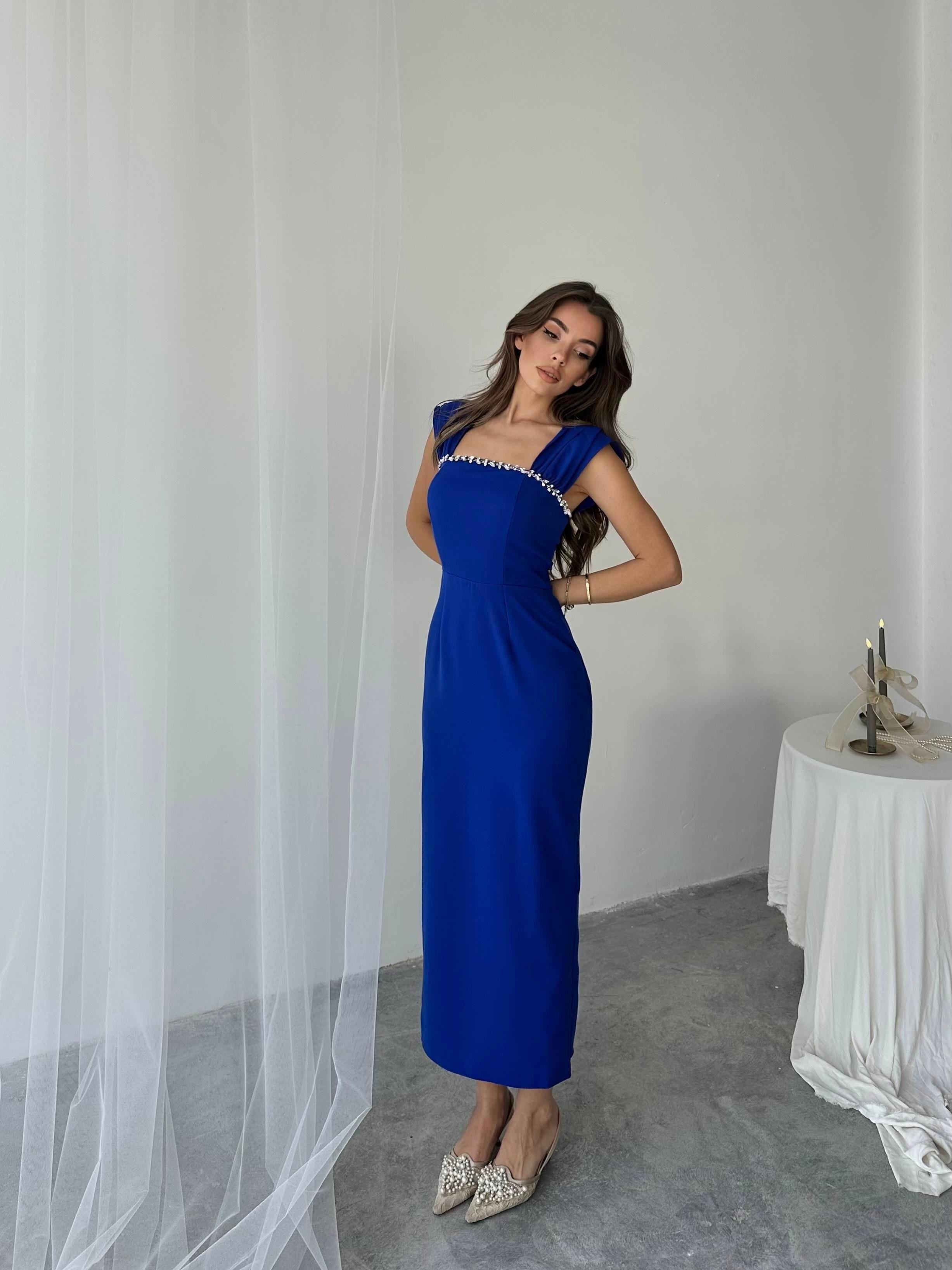 Düşük Omuzlu Taş Detaylı Yırtmaçlı Maxi Boy Kalem Elbise - SAKS MAVİ