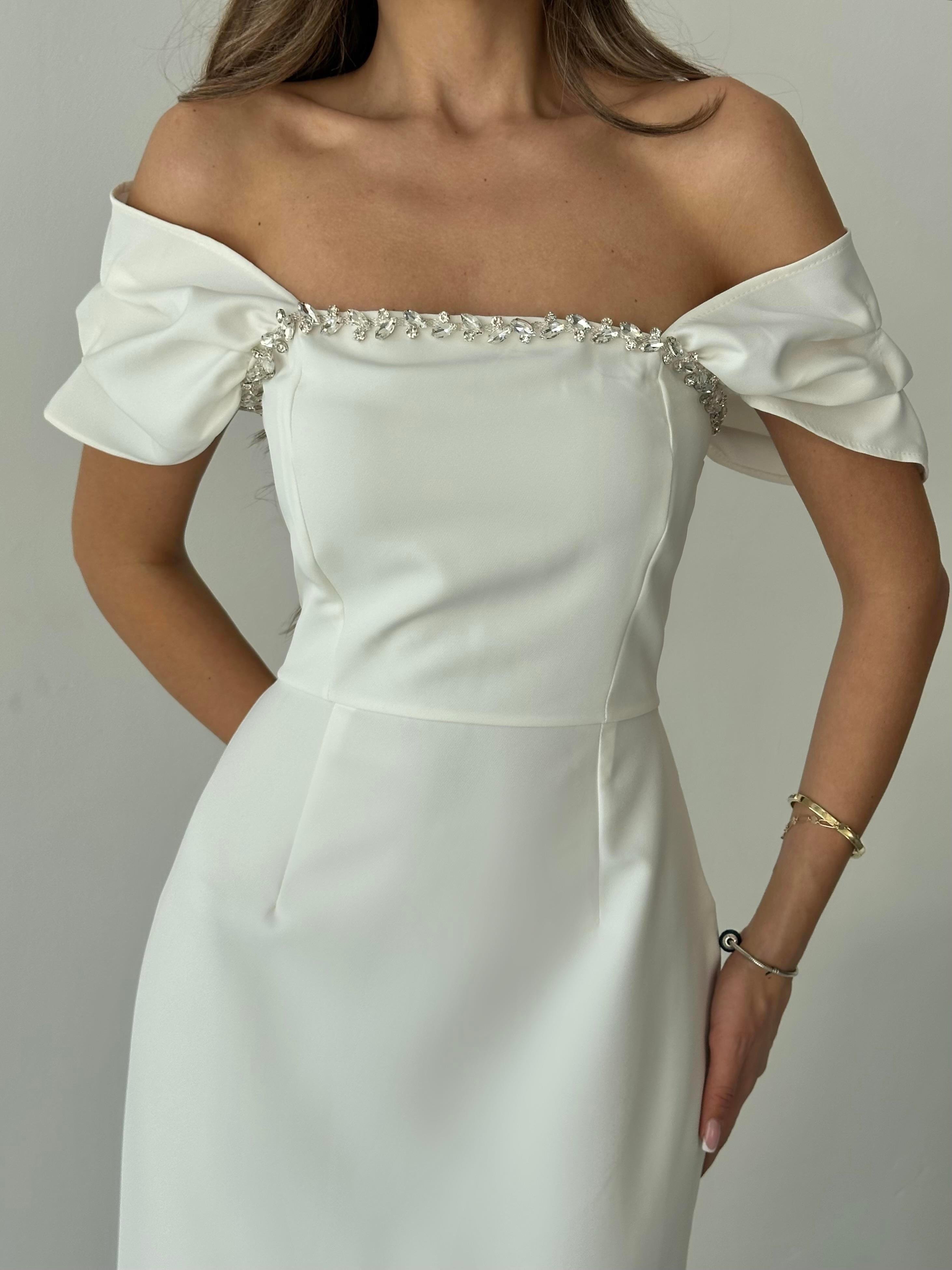 Düşük Omuzlu Taş Detaylı Yırtmaçlı Maxi Boy Kalem Elbise - BEYAZ