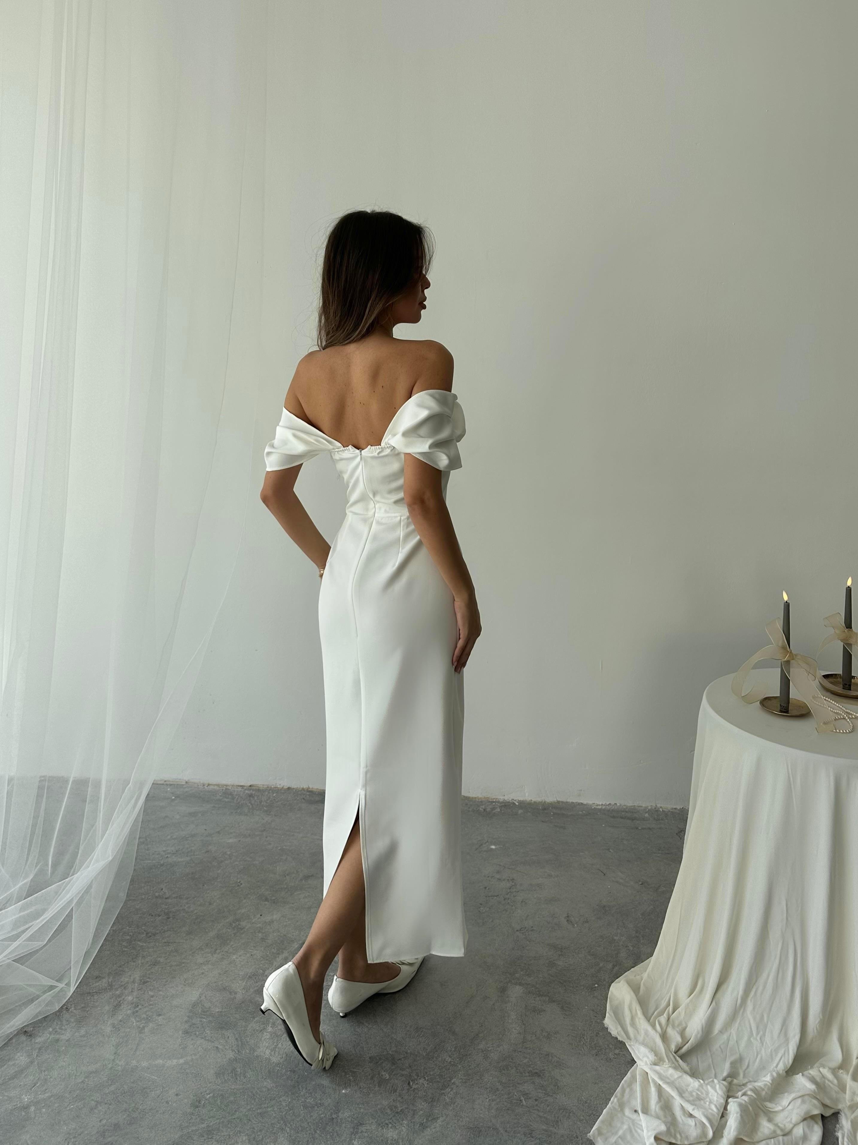 Düşük Omuzlu Taş Detaylı Yırtmaçlı Maxi Boy Kalem Elbise - BEYAZ