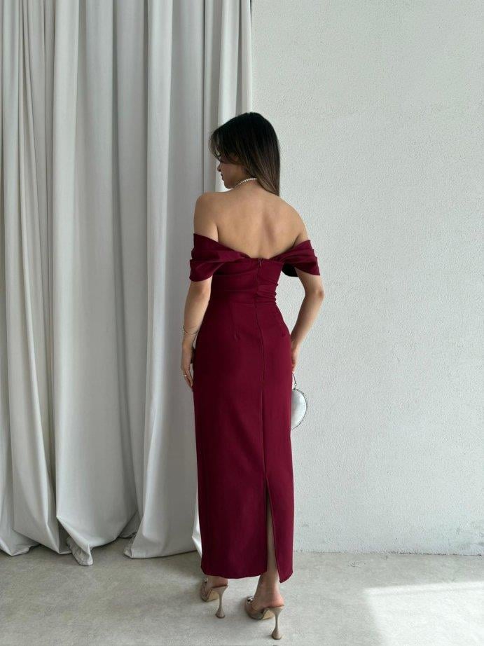 bordo taş detaylı yırtmaçlı kalem elbise – düşük omuz – butikimbutik